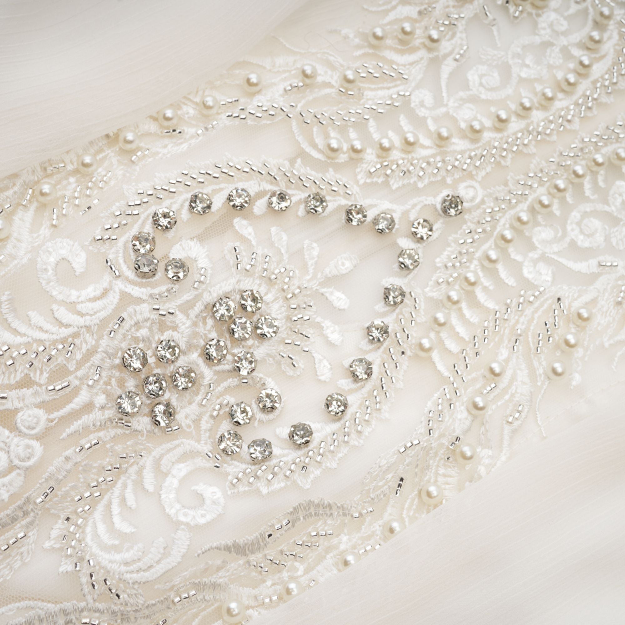 فستان ميراج مزين بتفاصيل الدانتيل