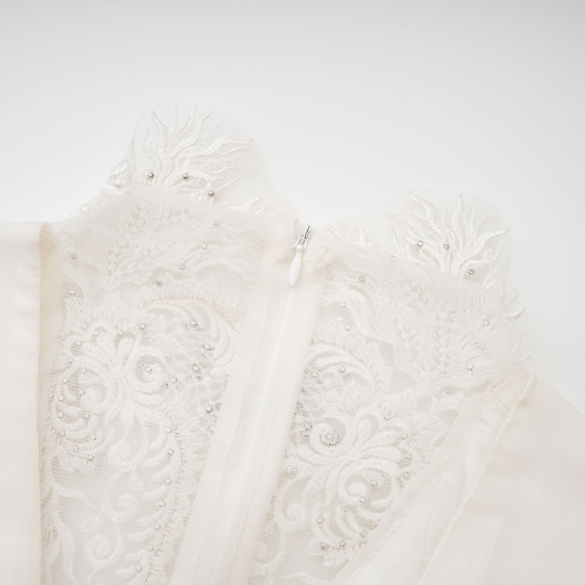 فستان ميراج مزين بتفاصيل الدانتيل