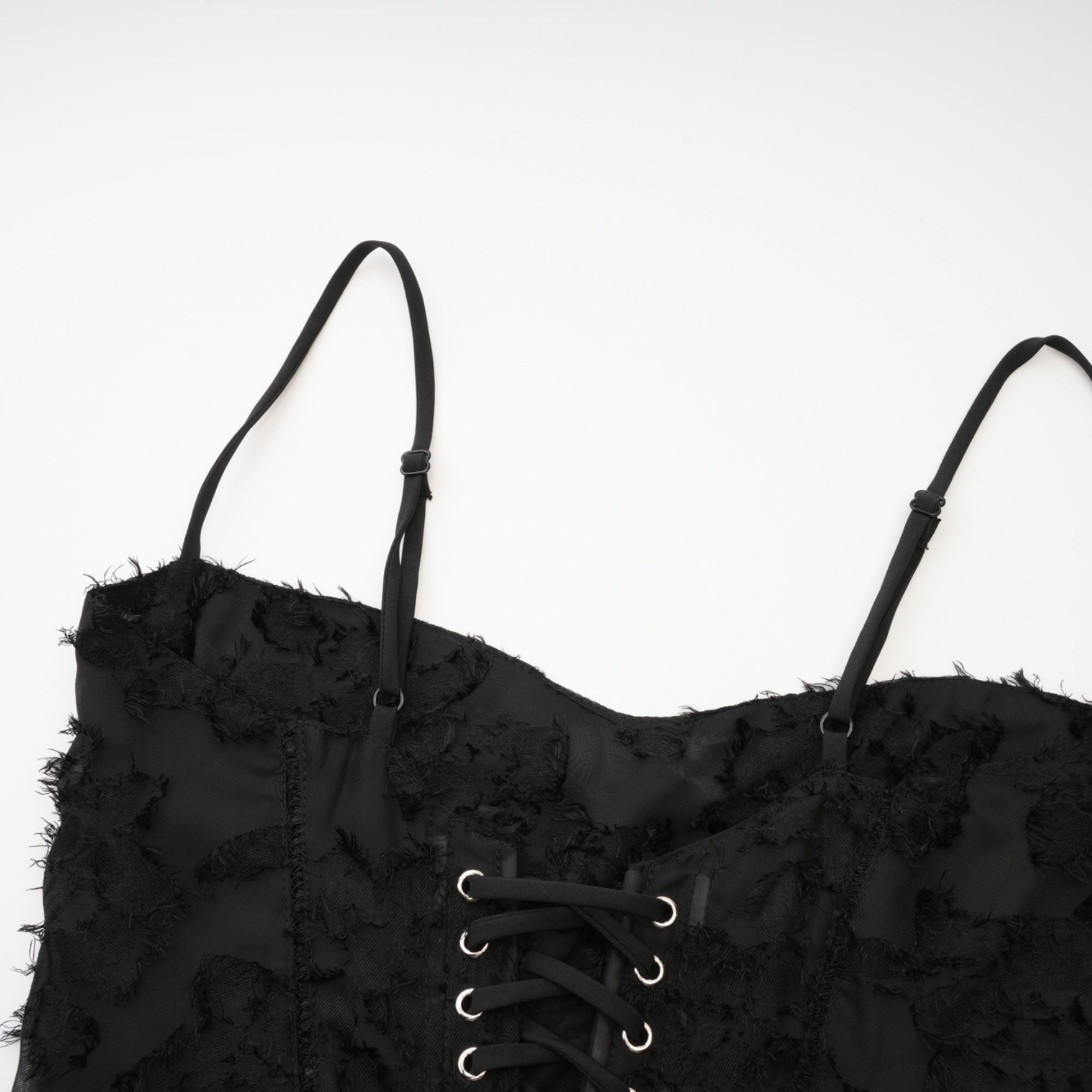 فستان ماكسي من الدانتيل مزين بالزهور من إيميلينا