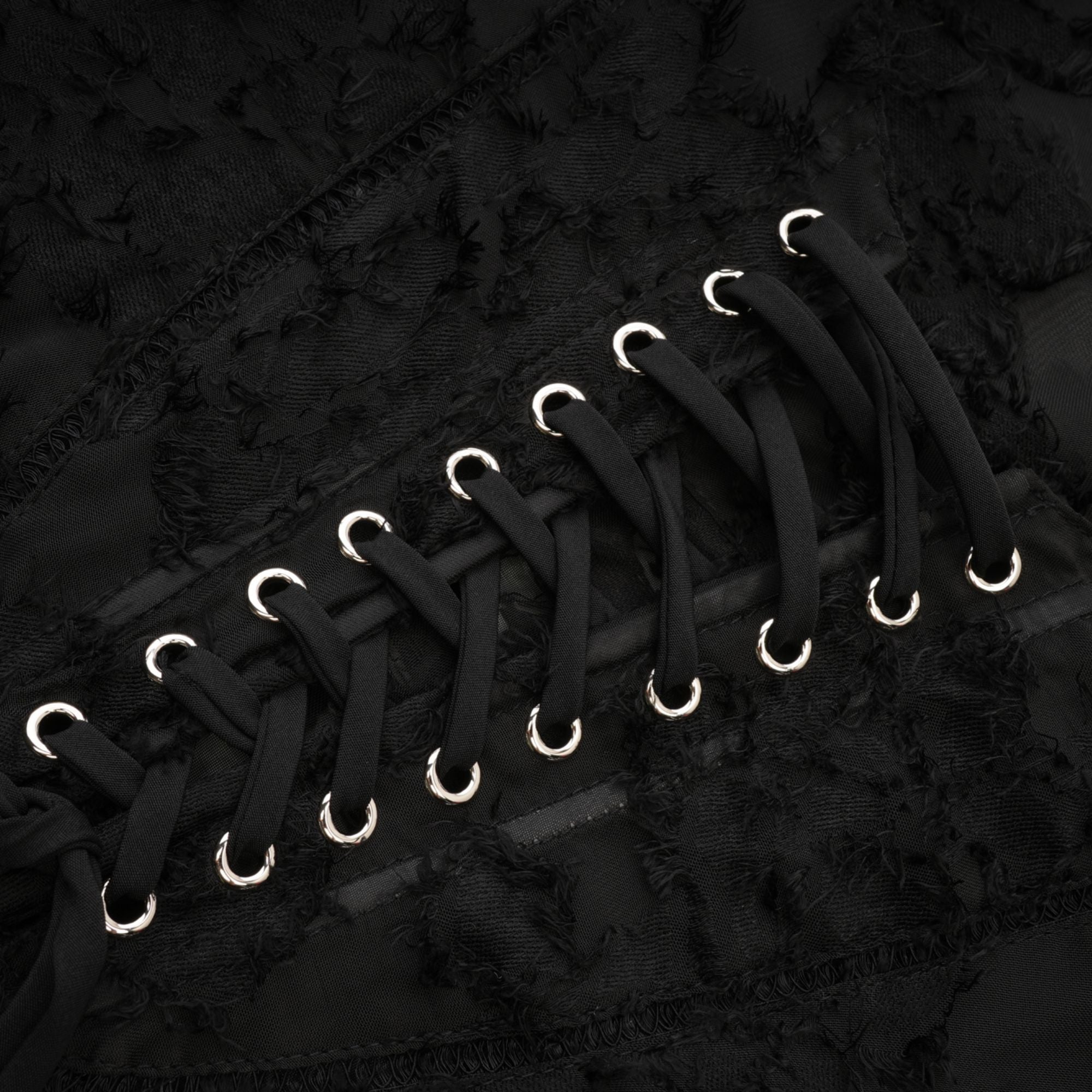 فستان ماكسي من الدانتيل مزين بالزهور من إيميلينا