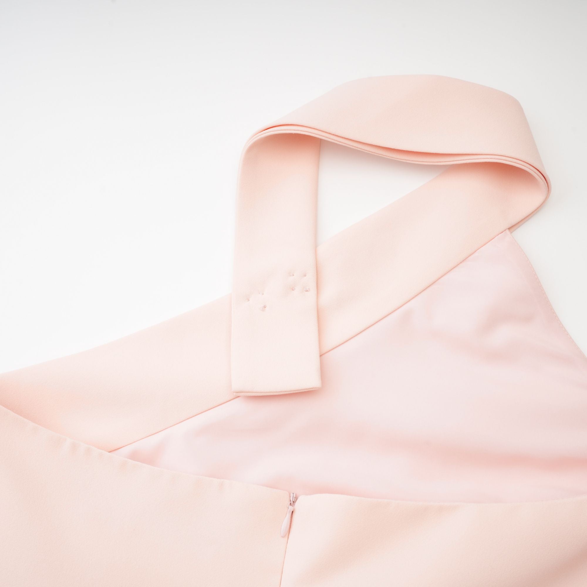 فستان كاتارينا مزين بالريش