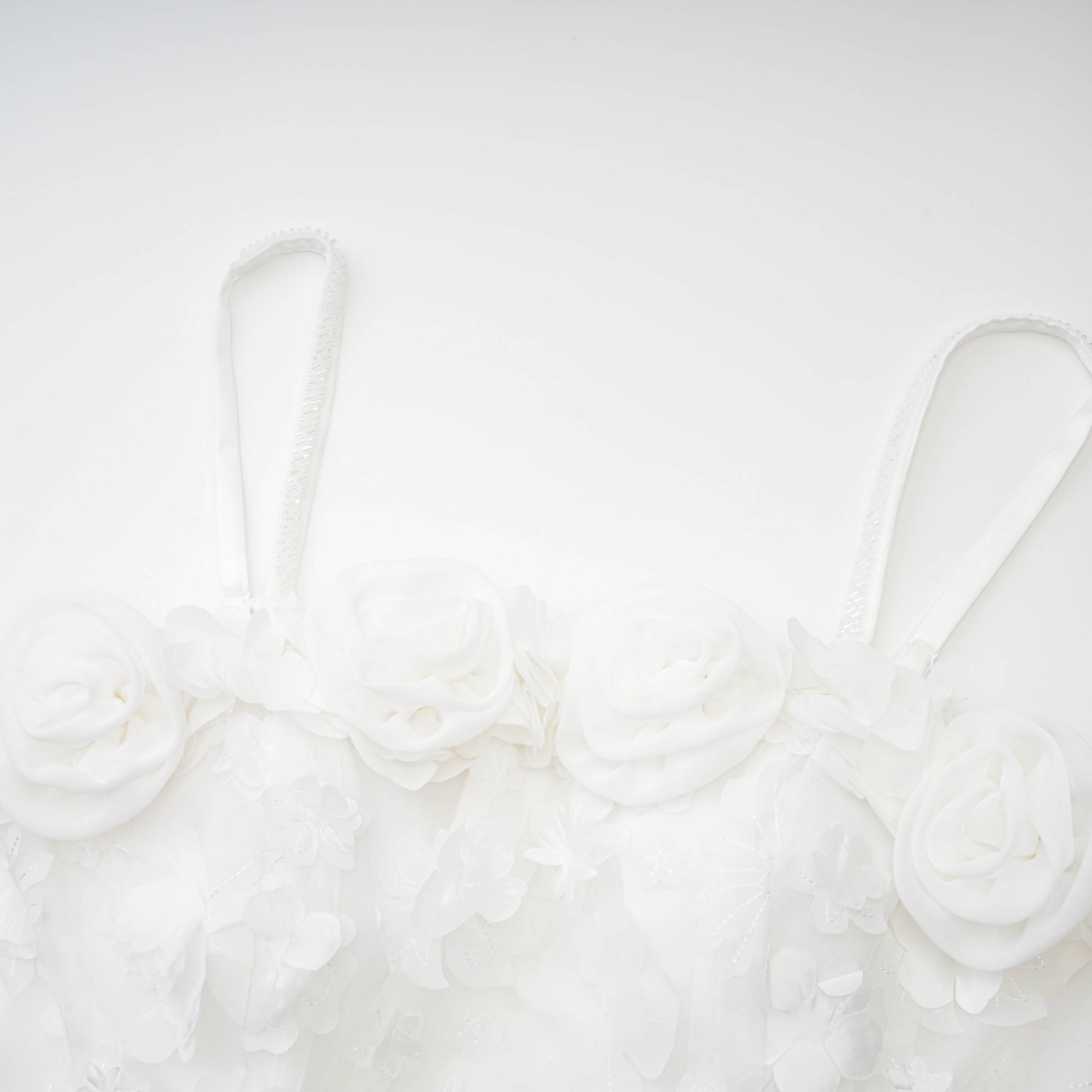 فستان Apolline قصير باللون الأبيض مع زهور صناعية