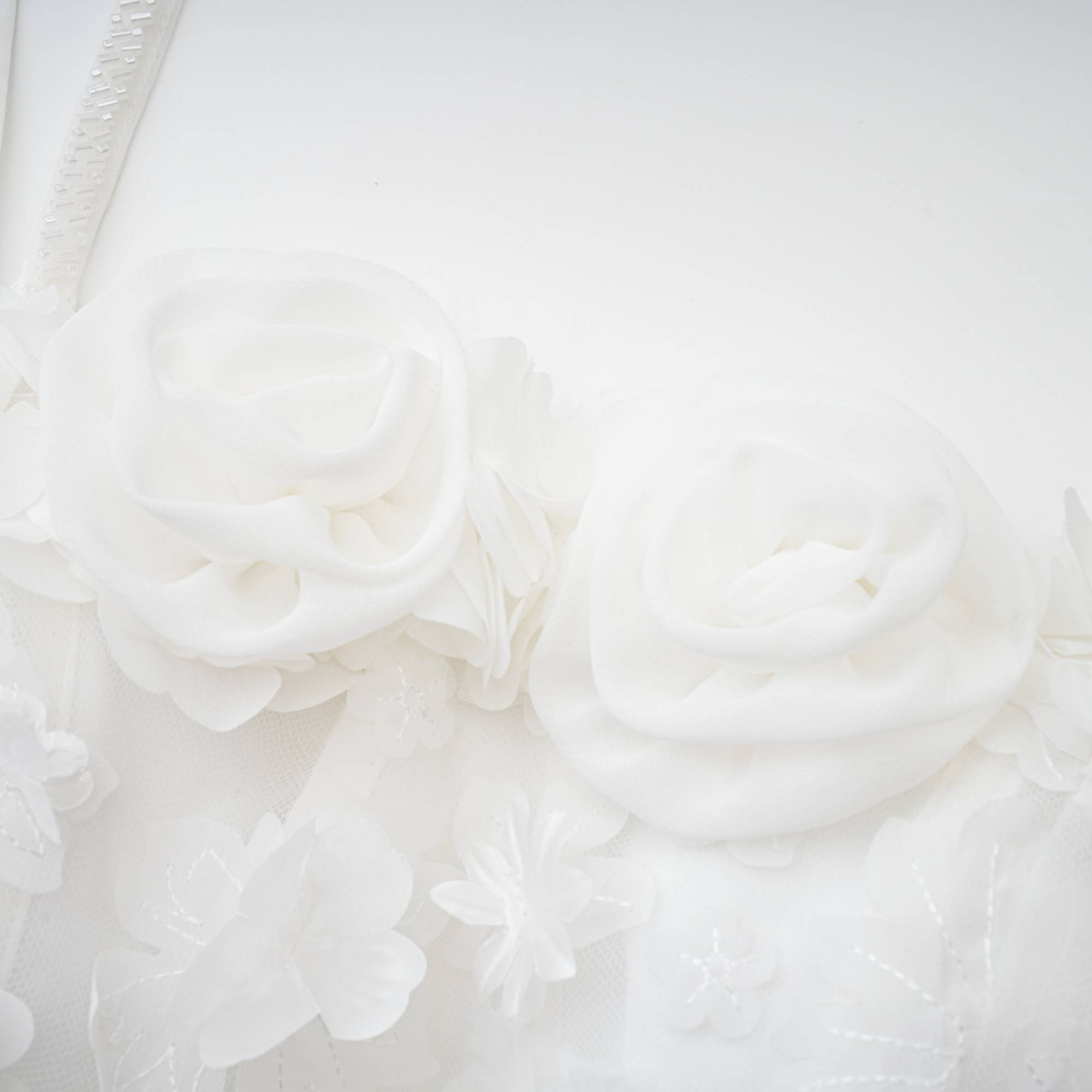 فستان Apolline قصير باللون الأبيض مع زهور صناعية