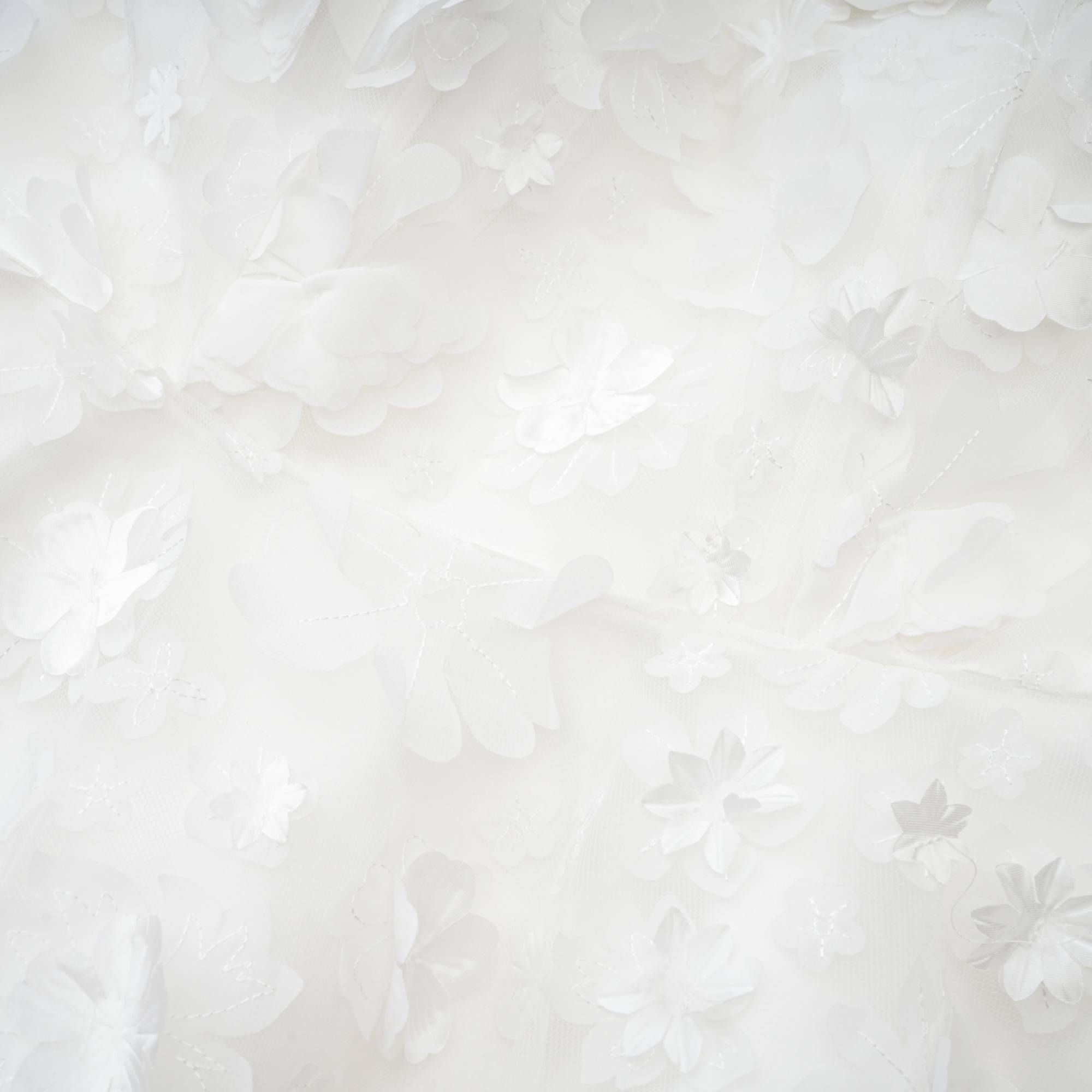 فستان Apolline قصير باللون الأبيض مع زهور صناعية