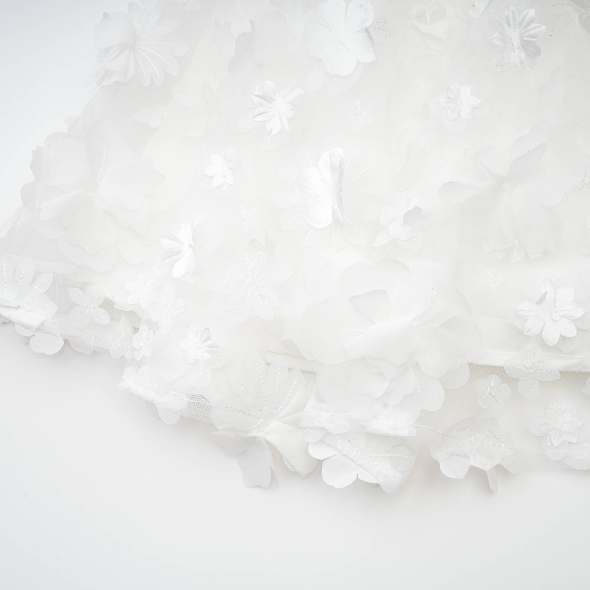 فستان Apolline قصير باللون الأبيض مع زهور صناعية