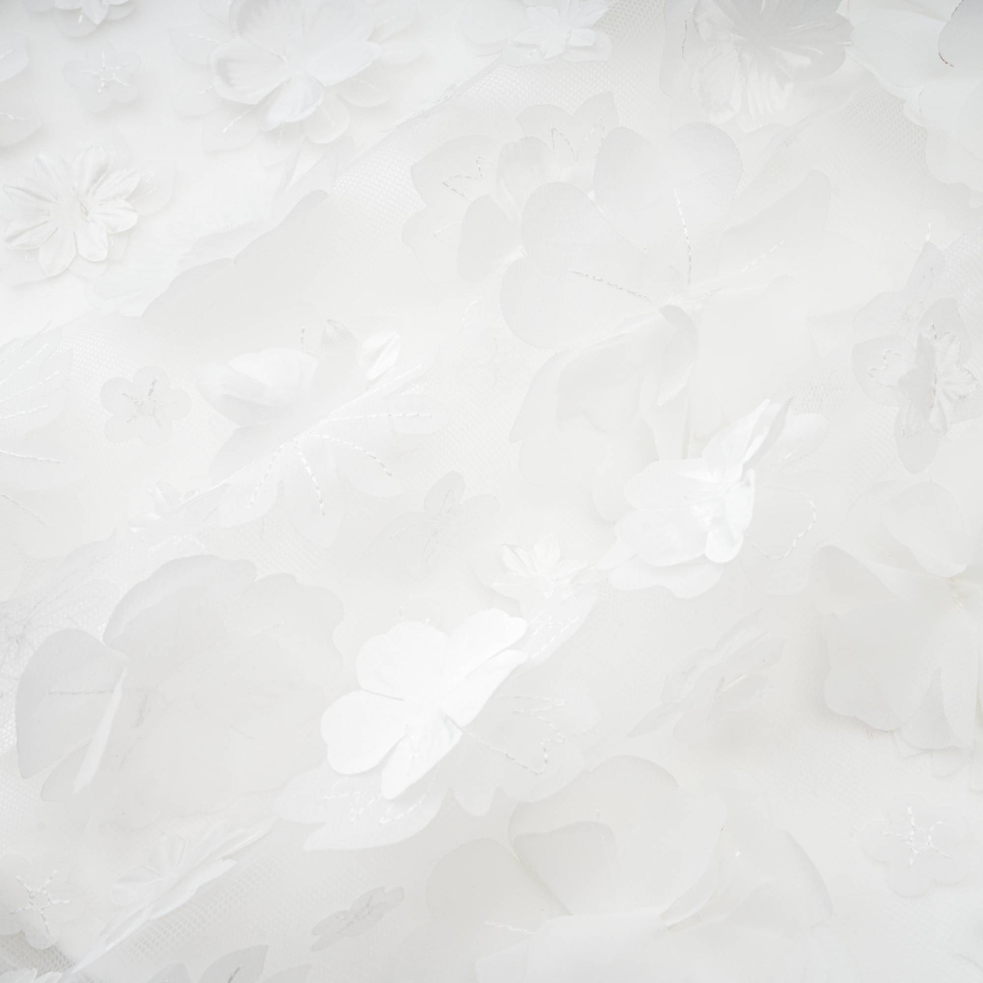 فستان Apolline قصير باللون الأبيض مع زهور صناعية