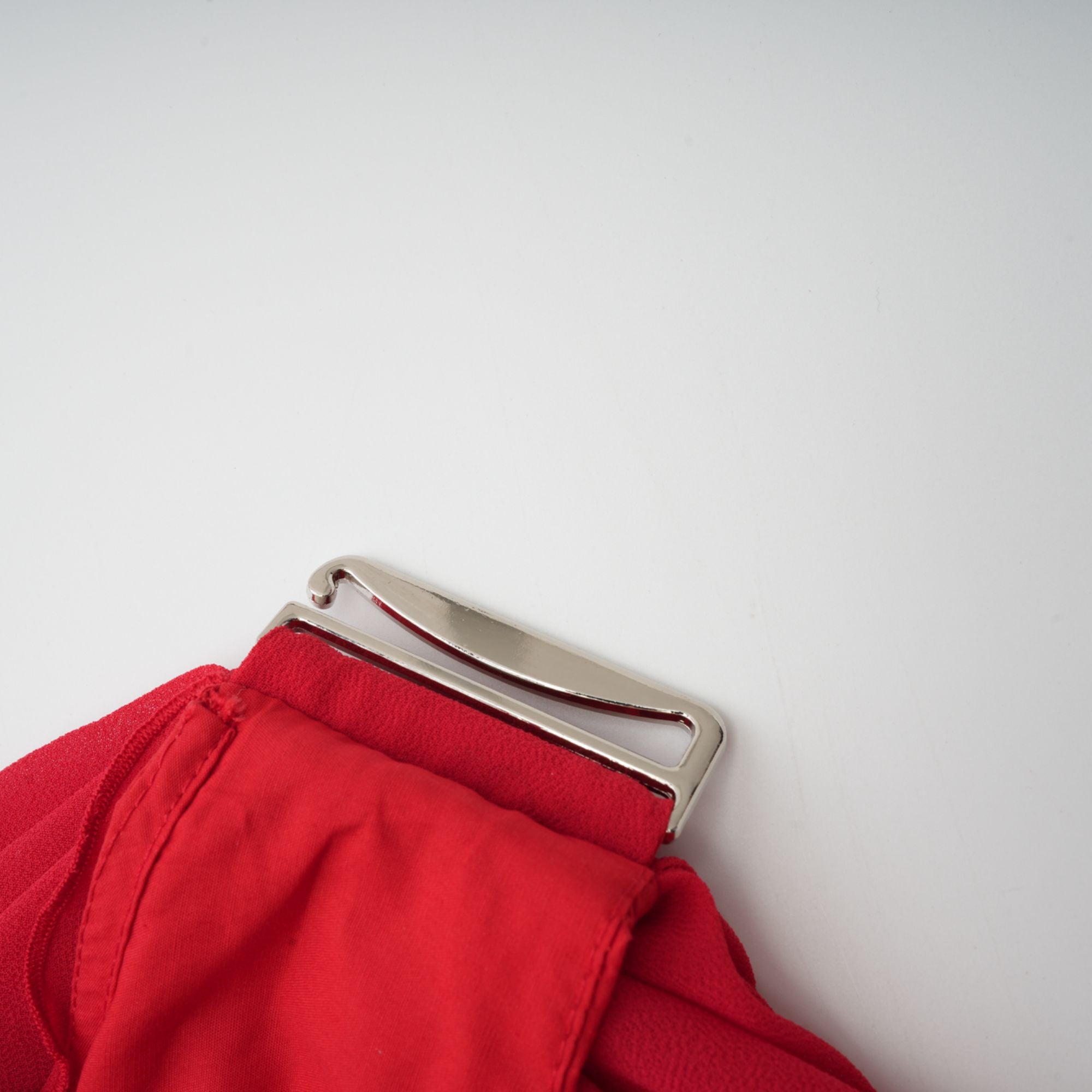 فستان كلارابيل القصير باللون الأحمر