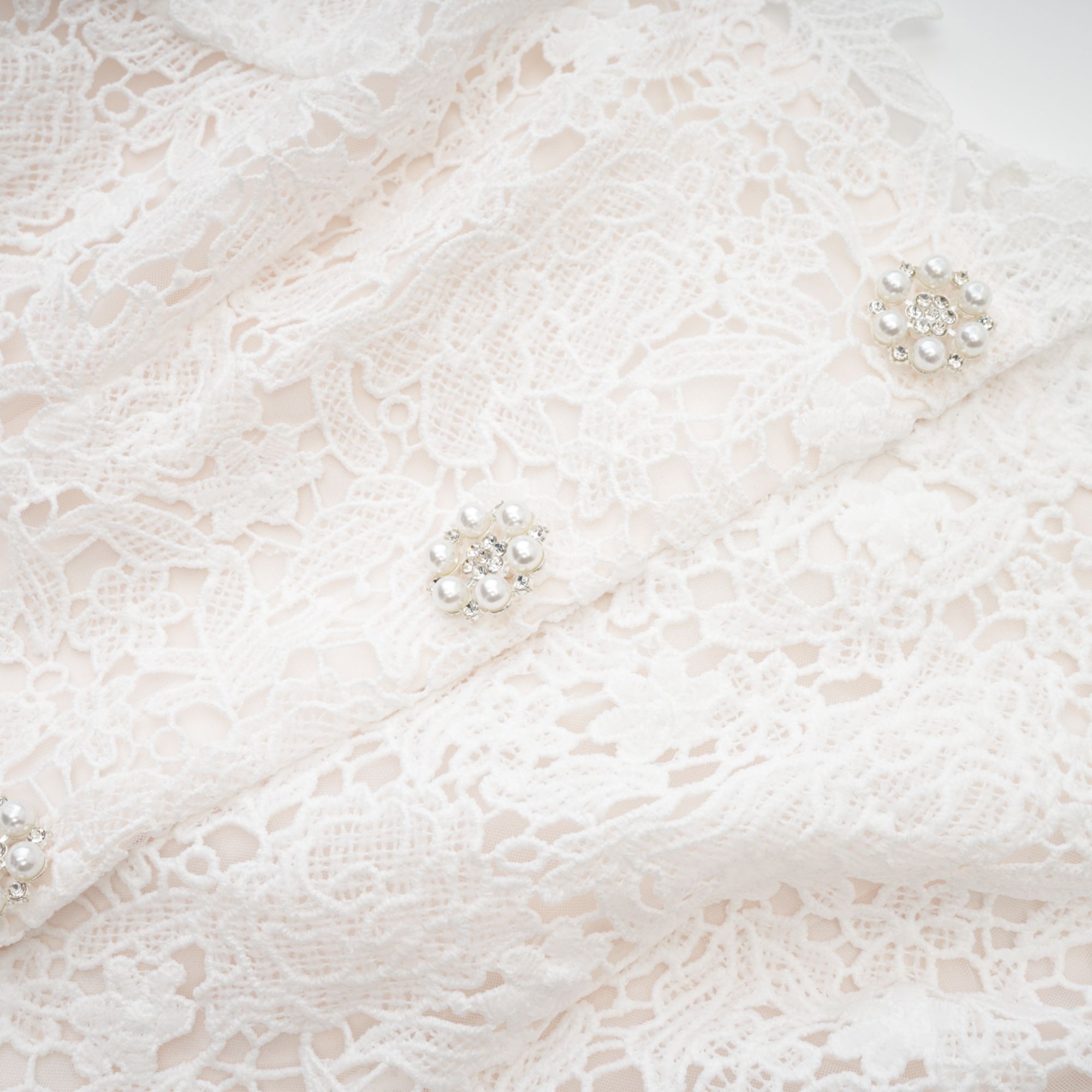 Cyrielle Mini-Kleid mit Spitzenverzierung und Stufenrock