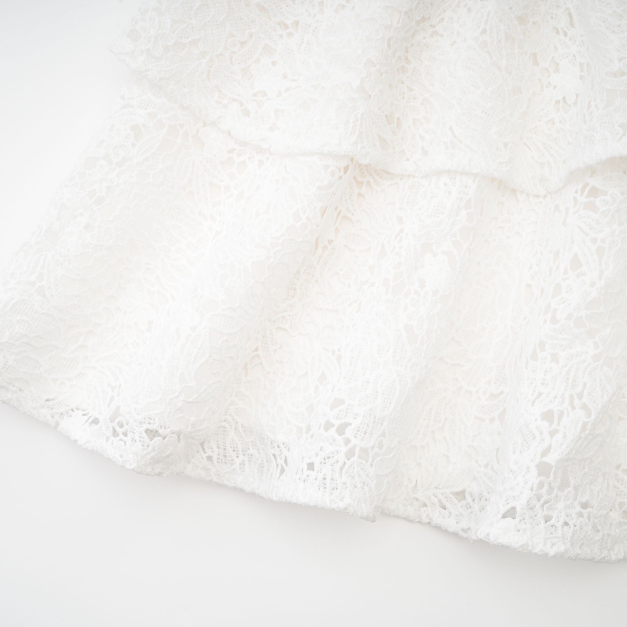 Cyrielle Mini-Kleid mit Spitzenverzierung und Stufenrock