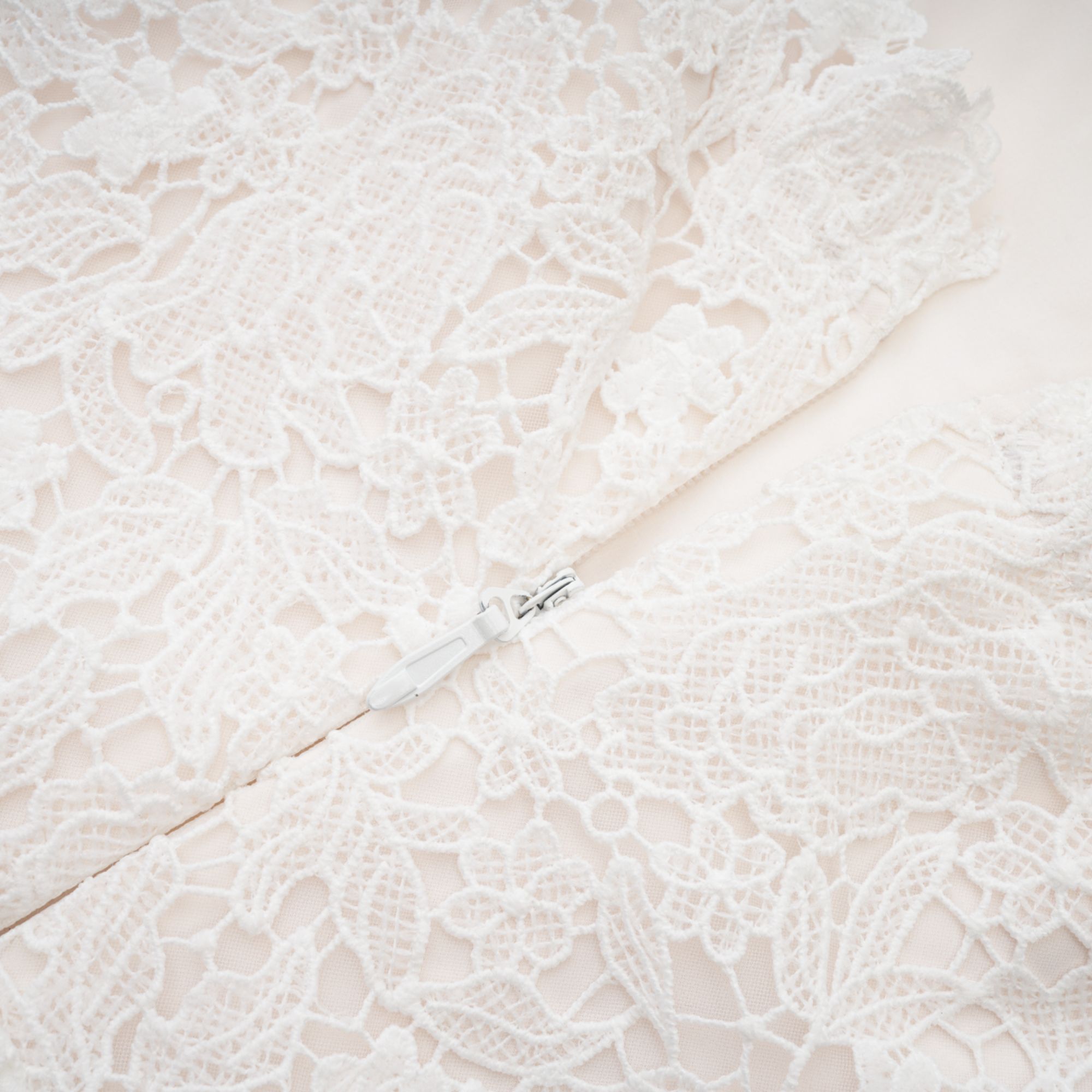 Cyrielle Mini-Kleid mit Spitzenverzierung und Stufenrock