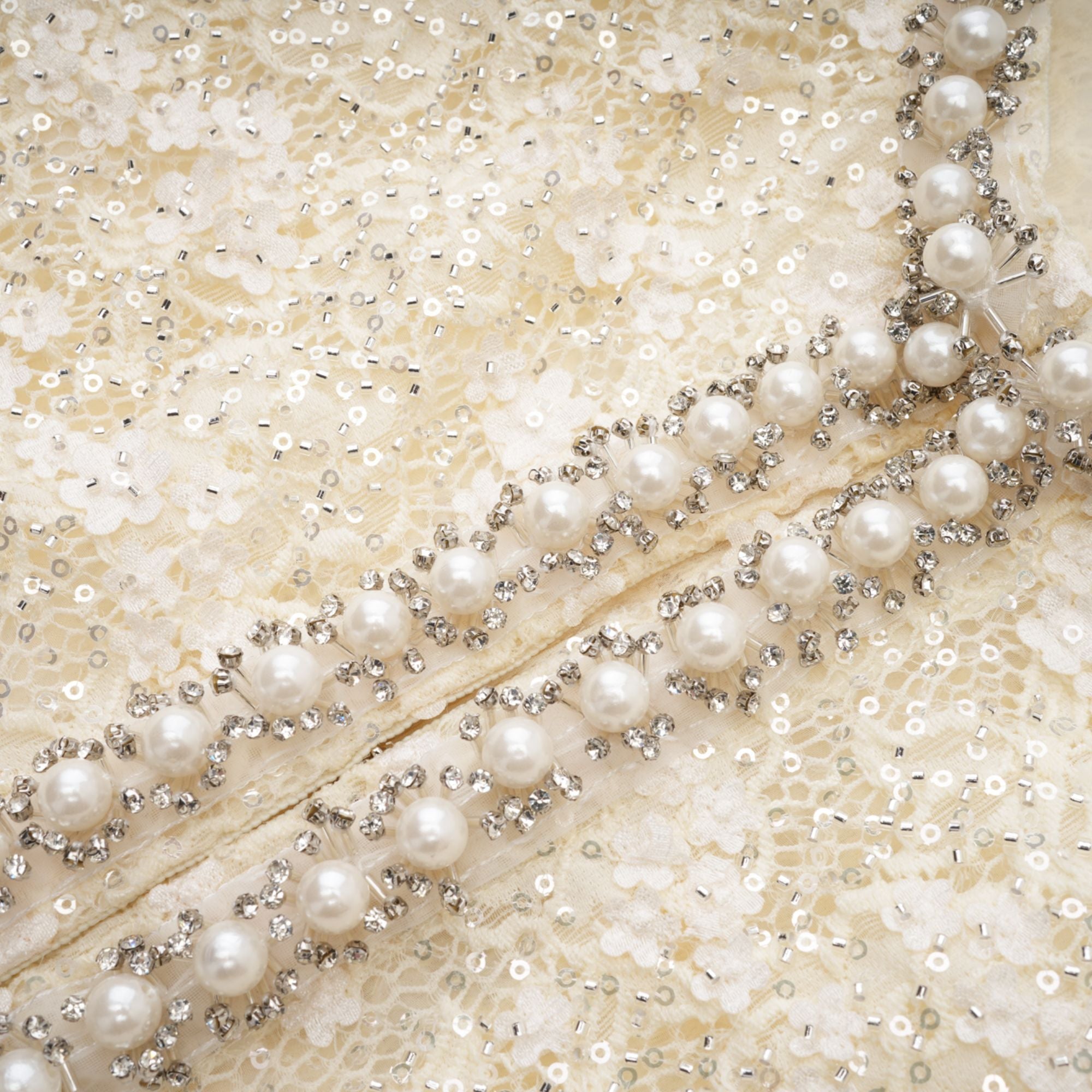 سترة Madeleine مزينة باللؤلؤ الصناعي ومزينة بالزهور