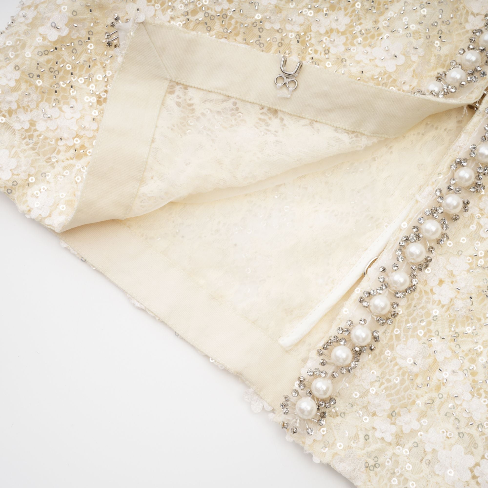 سترة Madeleine مزينة باللؤلؤ الصناعي ومزينة بالزهور