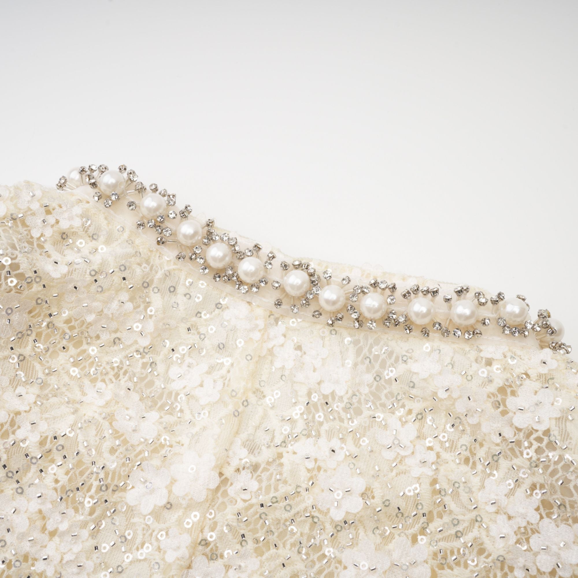 سترة Madeleine مزينة باللؤلؤ الصناعي ومزينة بالزهور