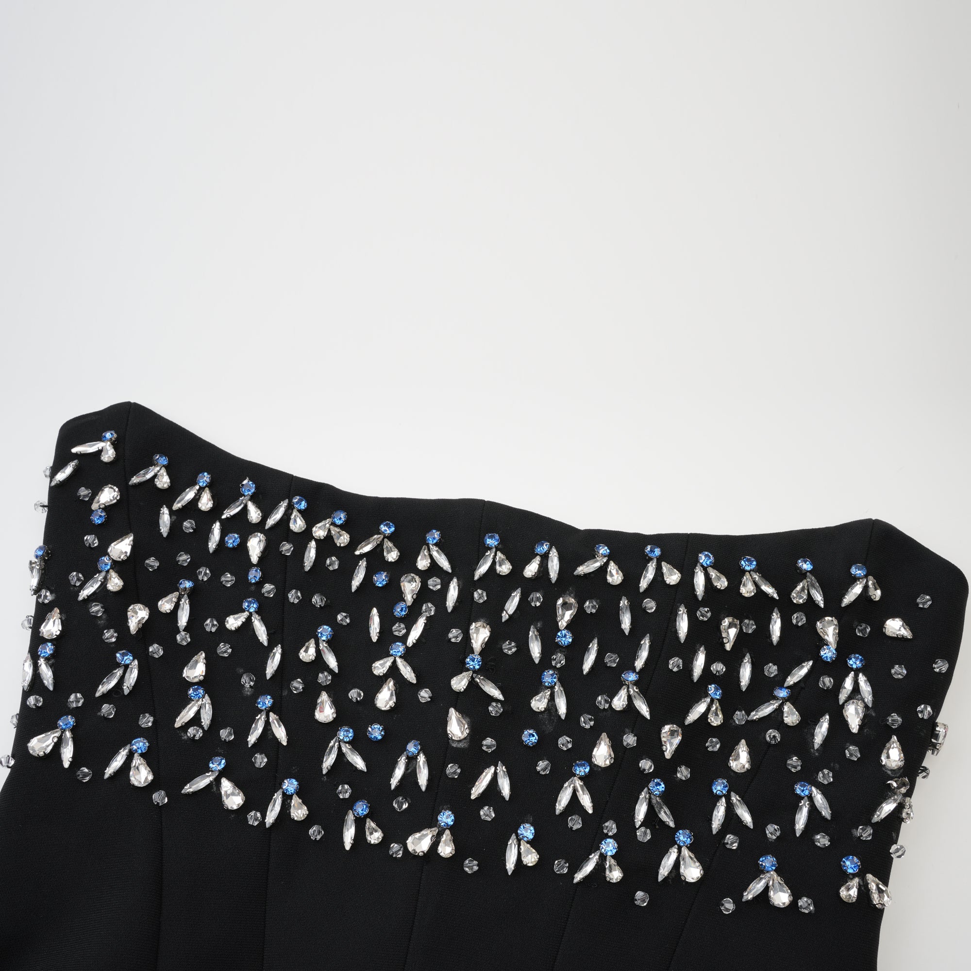 فستان ماكسي مزين بالكريستال من أورور