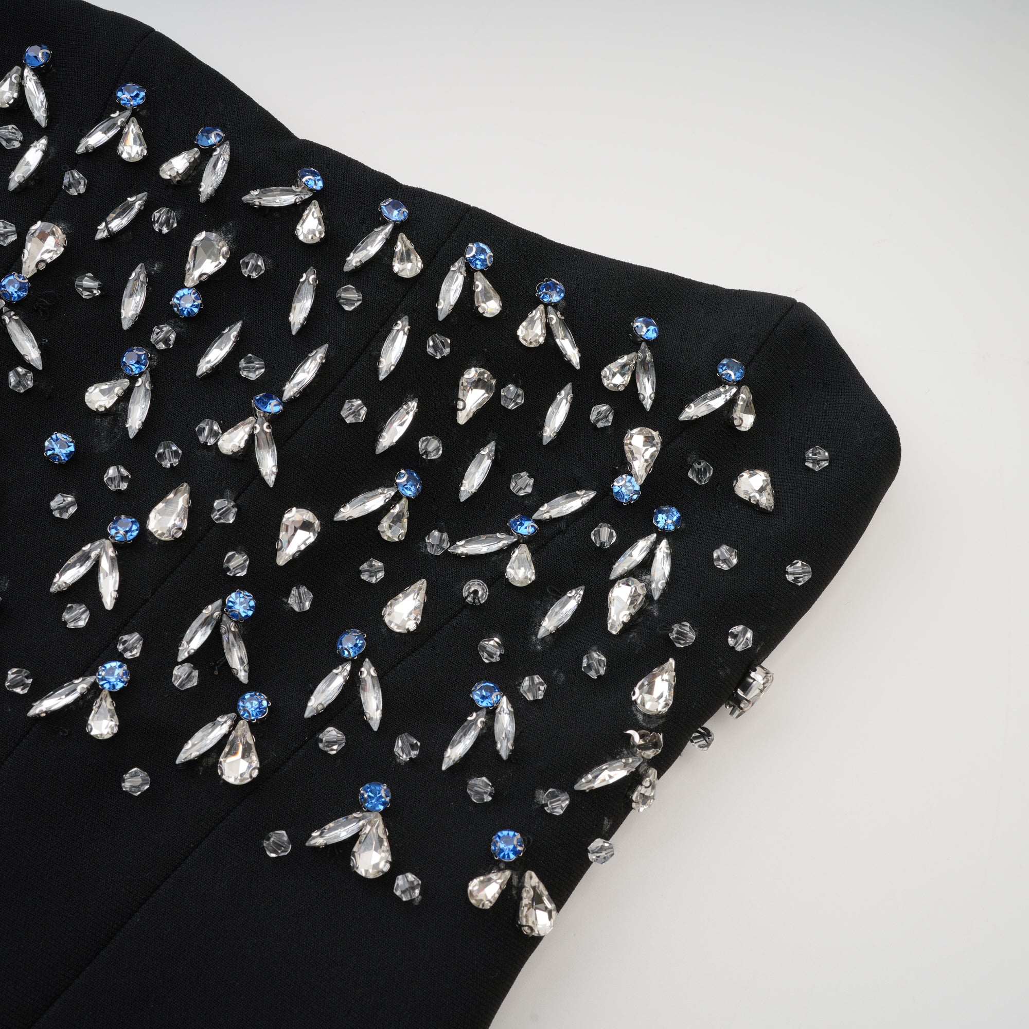 فستان ماكسي مزين بالكريستال من أورور