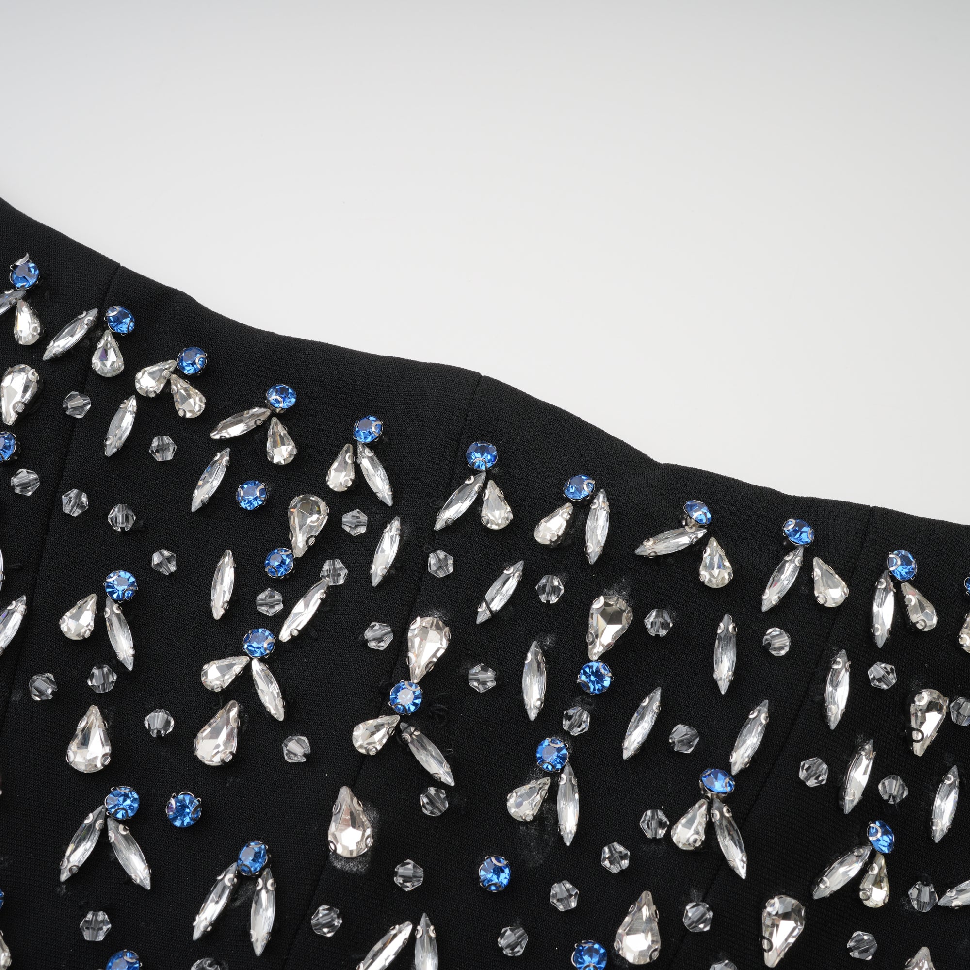 فستان ماكسي مزين بالكريستال من أورور