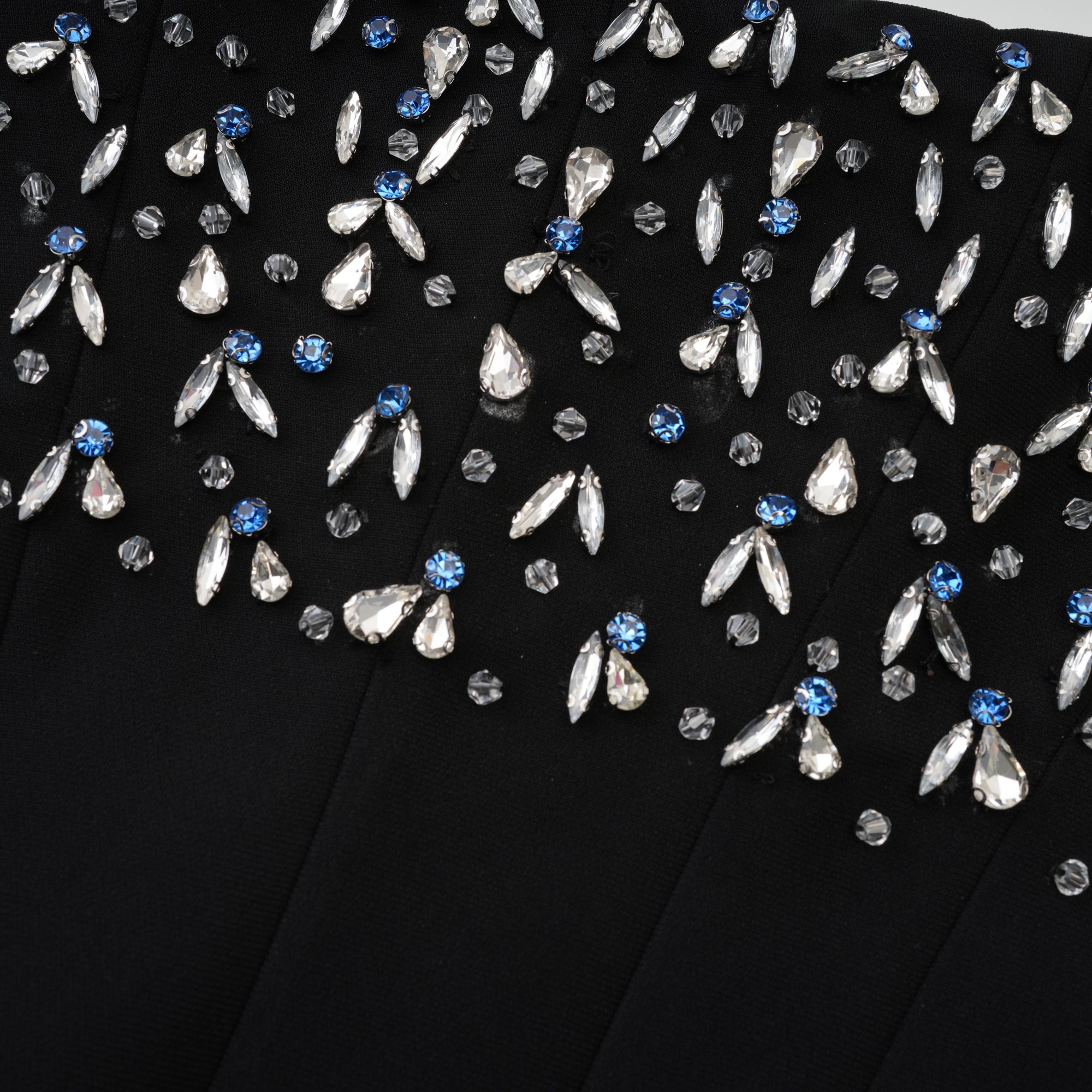 فستان ماكسي مزين بالكريستال من أورور