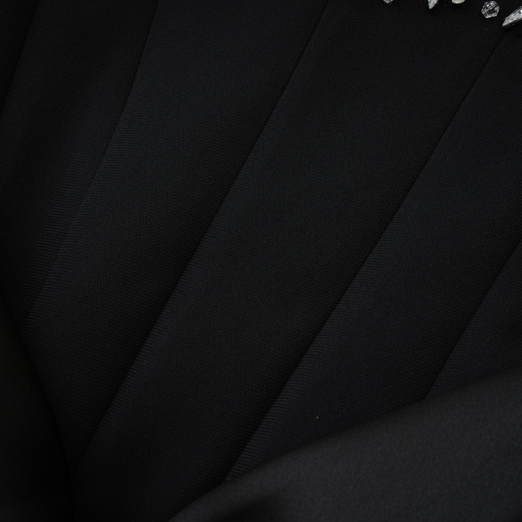 فستان ماكسي مزين بالكريستال من أورور