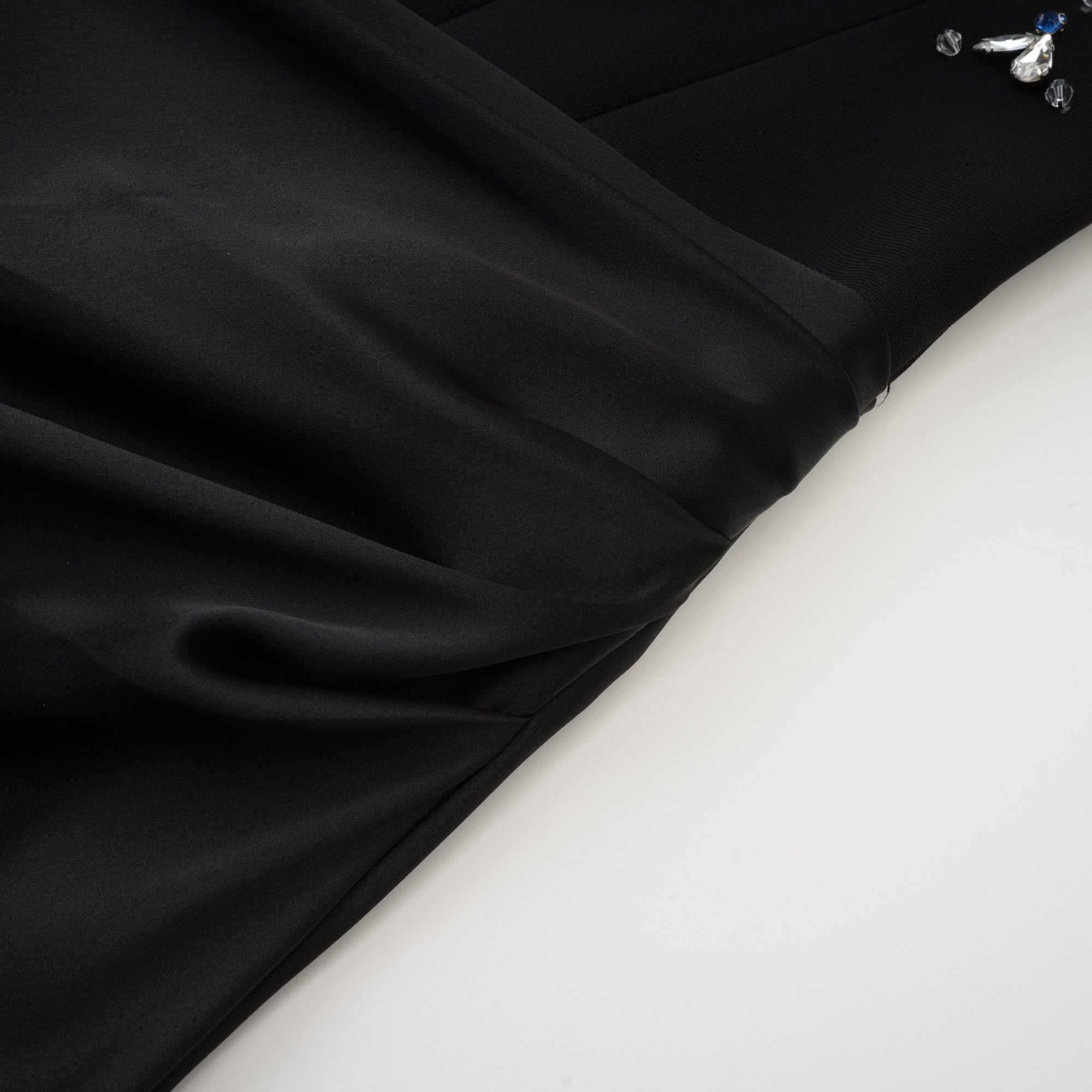 فستان ماكسي مزين بالكريستال من أورور