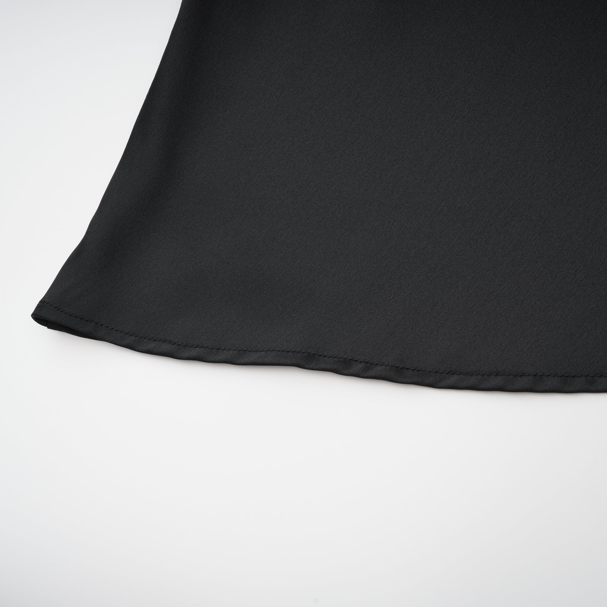 فستان ماكسي مزين بالكريستال من أورور