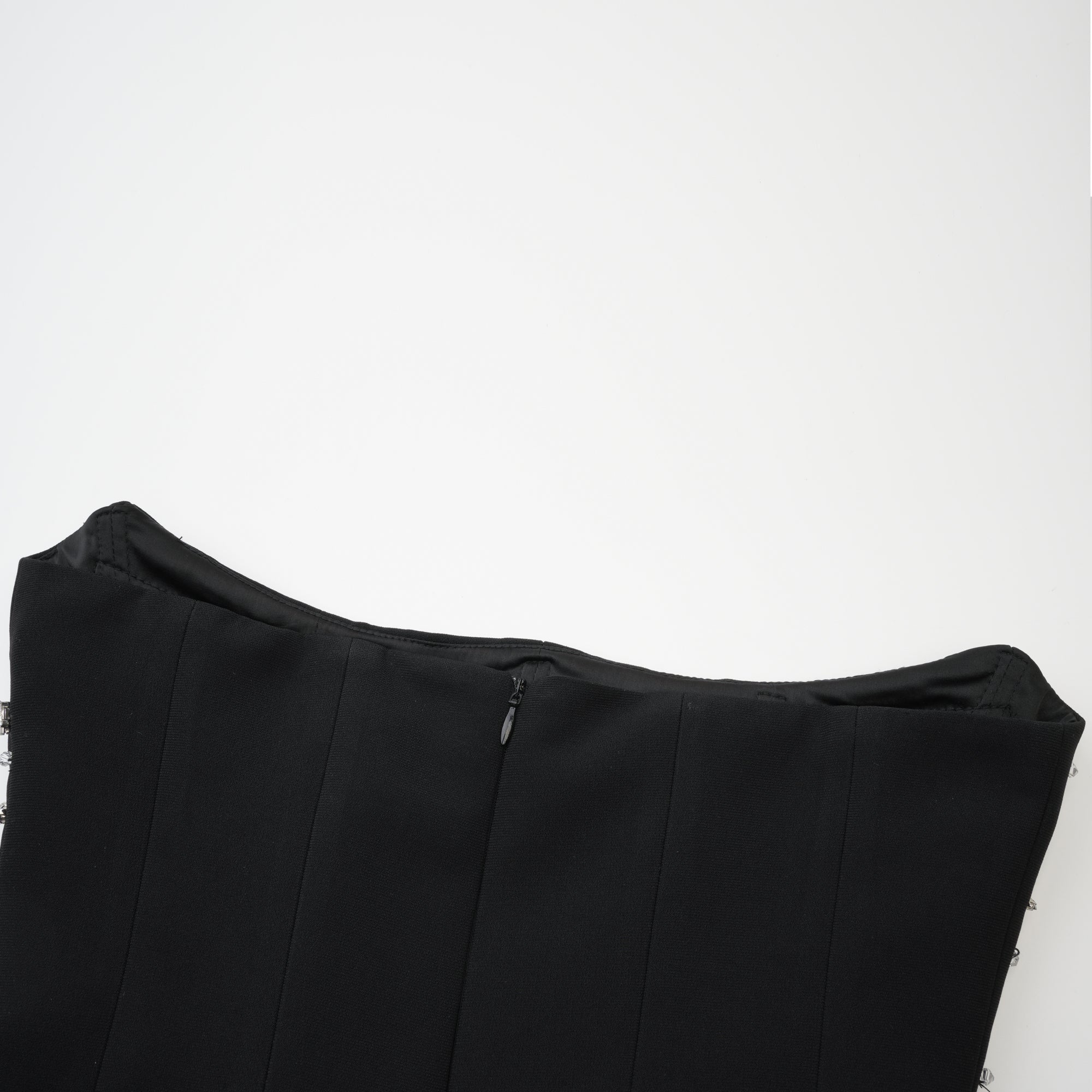 فستان ماكسي مزين بالكريستال من أورور