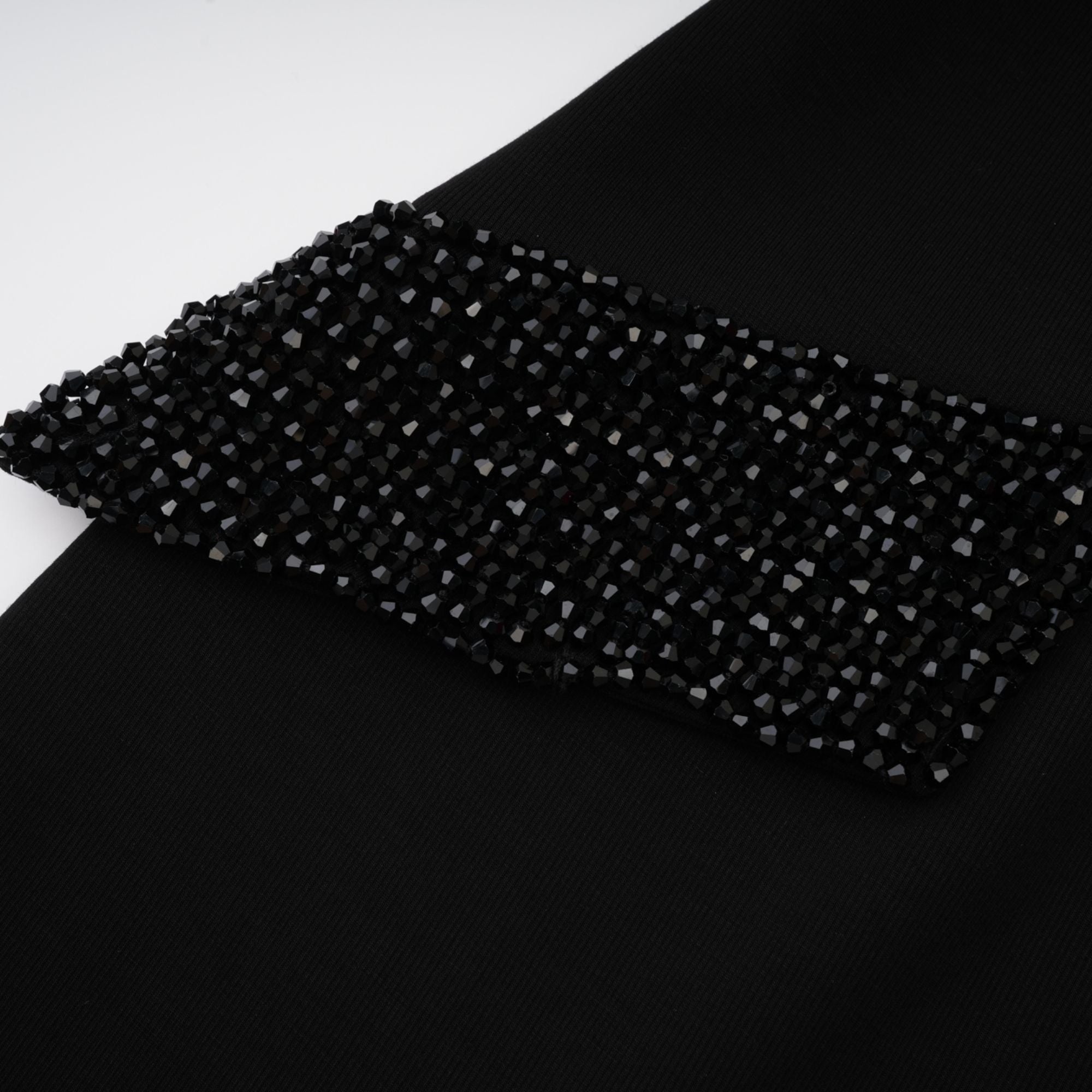 فستان Gaëlle أسود مزين بأكمام طويلة