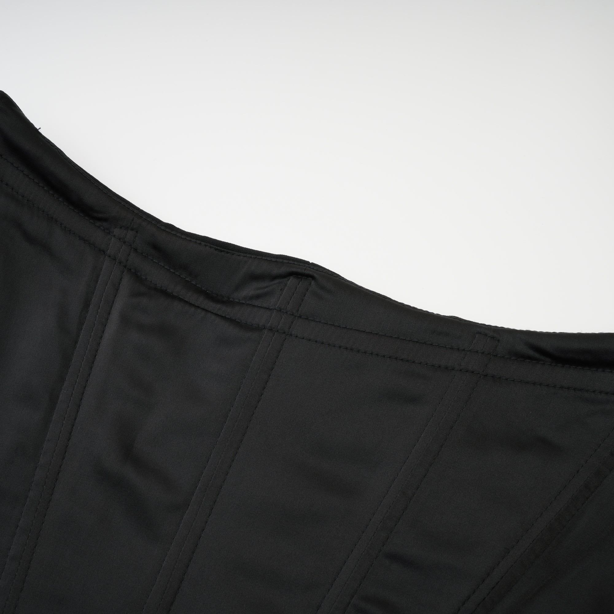 فستان ماكسي مزين بالكريستال من أورور