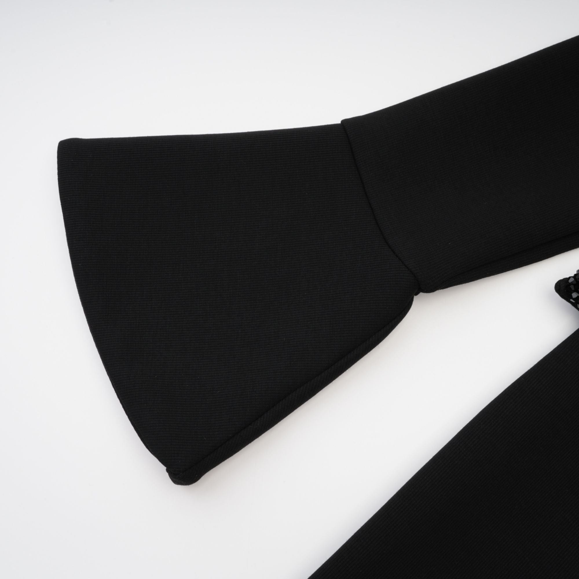 فستان Gaëlle أسود مزين بأكمام طويلة