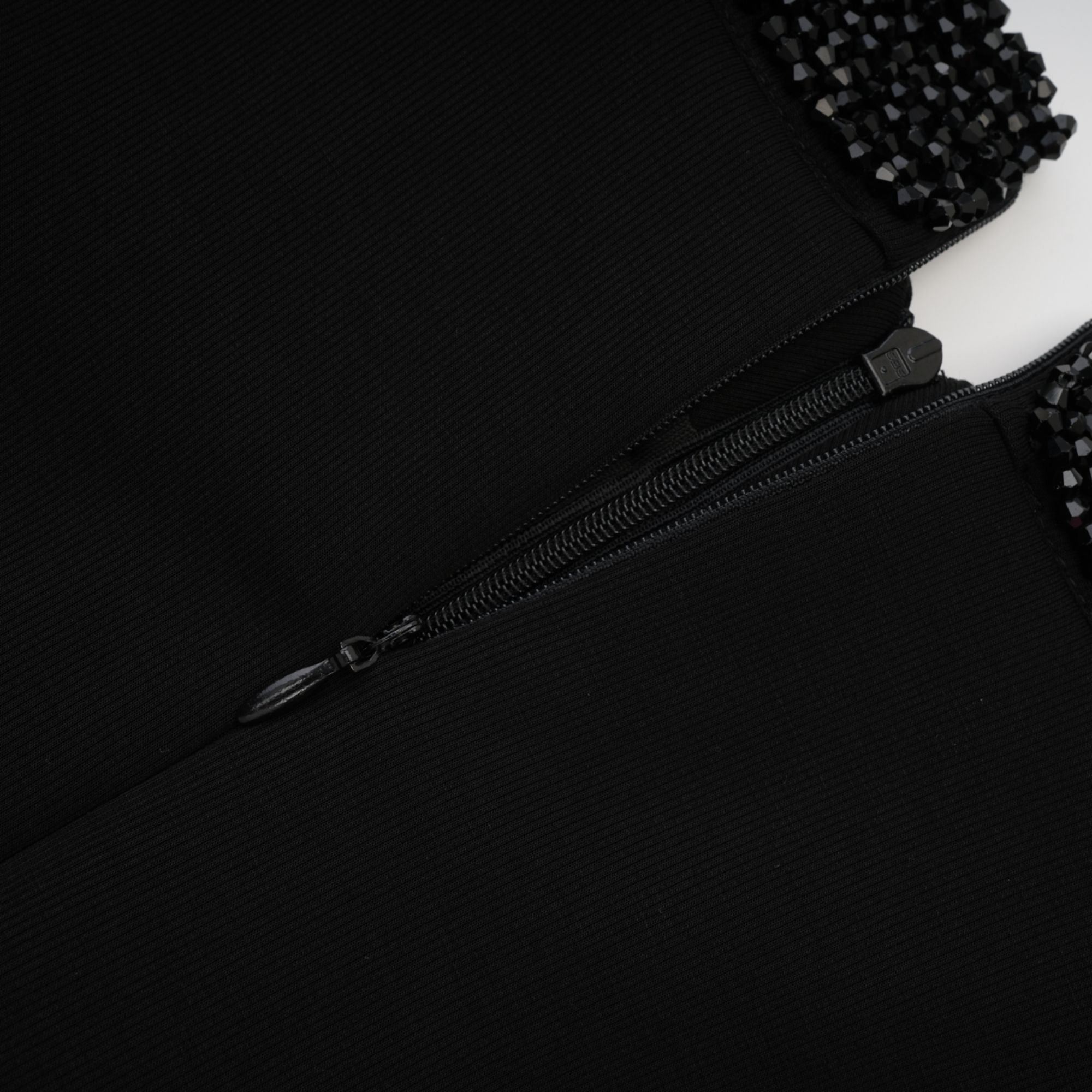 فستان Gaëlle أسود مزين بأكمام طويلة