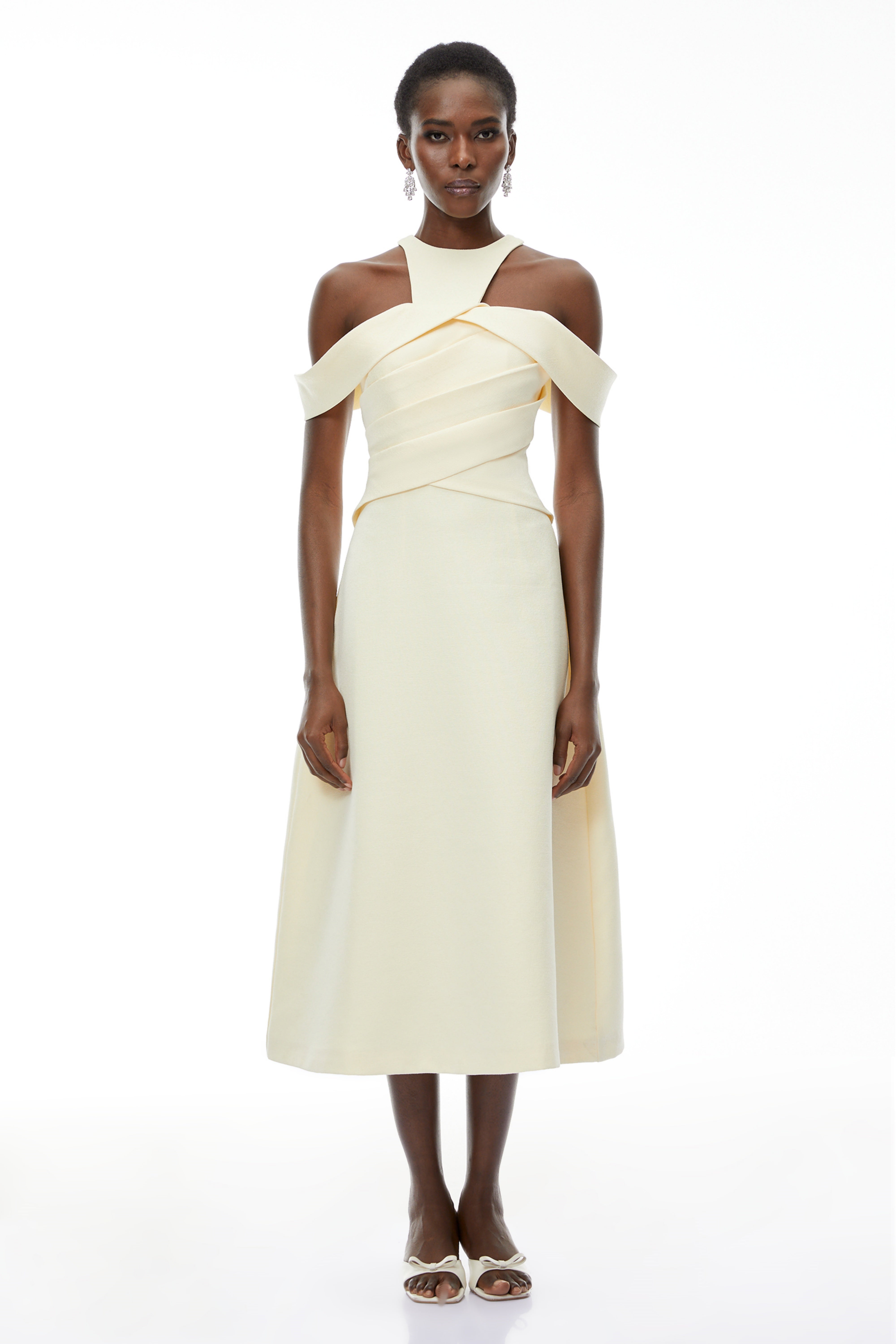 Saara – neutrales Midi-Kleid mit gerafften Schultern