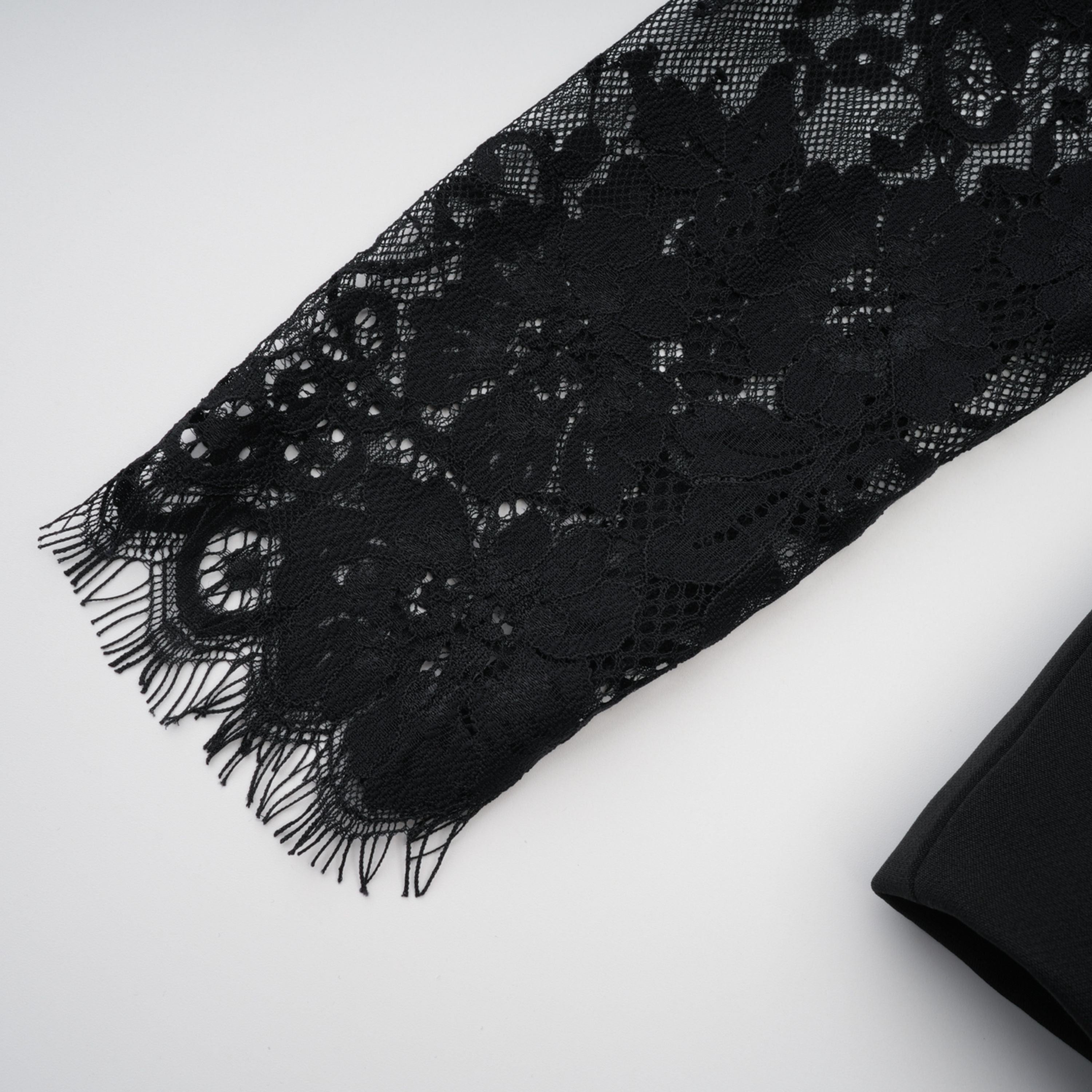 سترة سافرون سوداء بدون ياقة مع حواف من الدانتيل