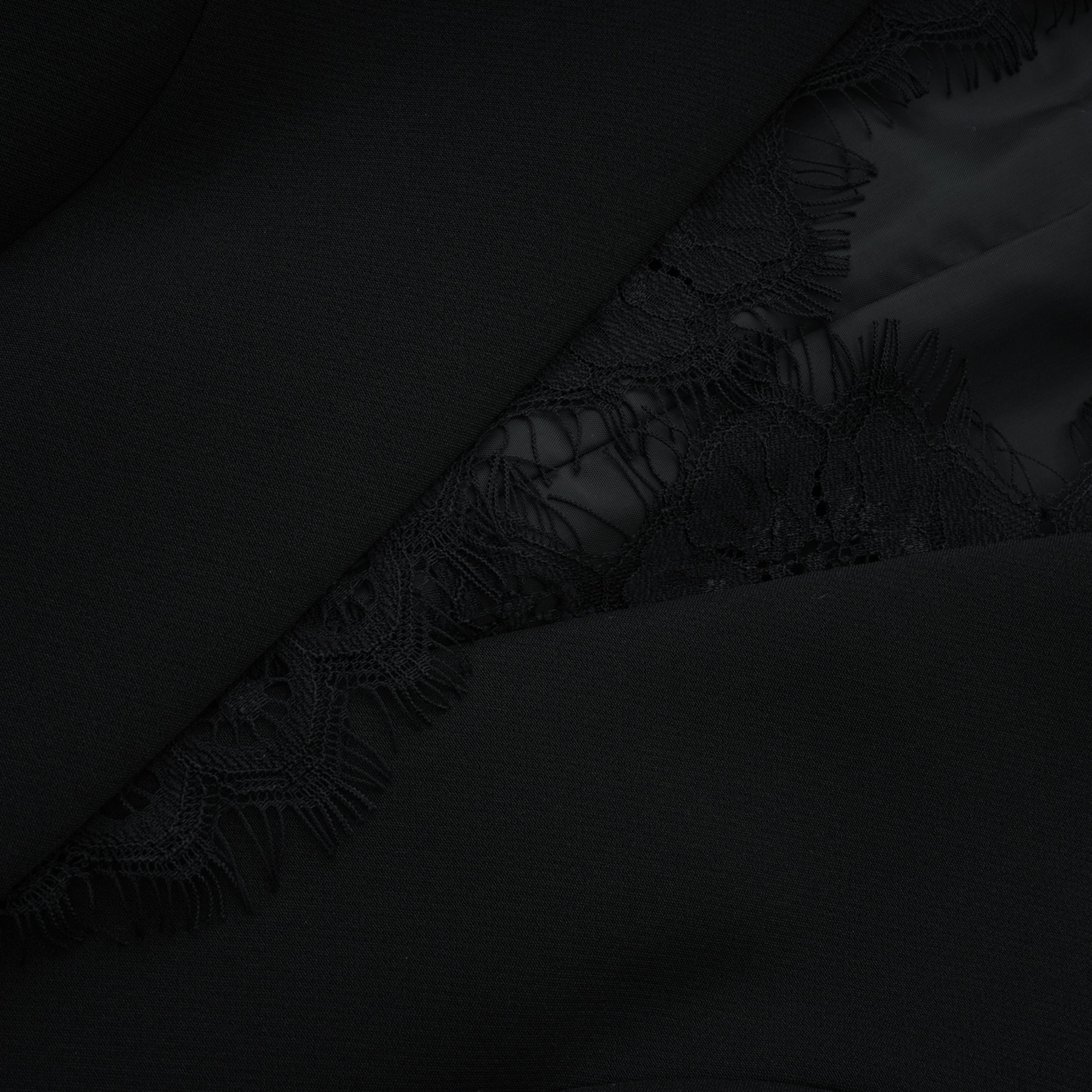 سترة سافرون سوداء بدون ياقة مع حواف من الدانتيل