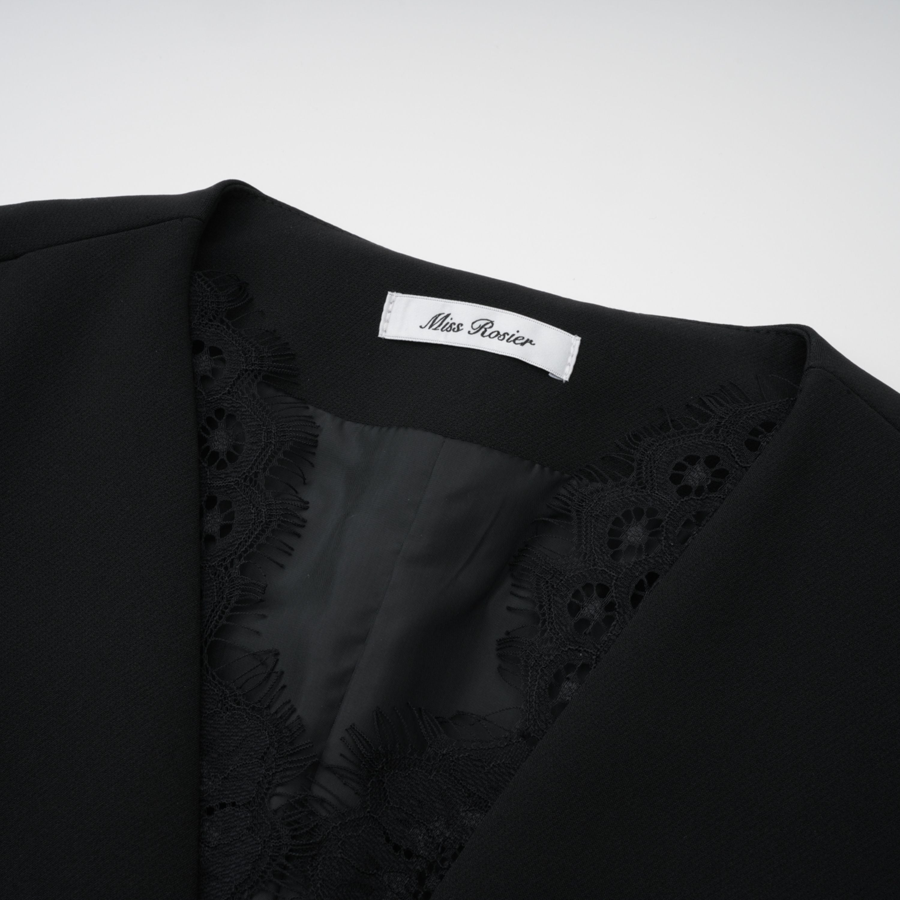 سترة سافرون سوداء بدون ياقة مع حواف من الدانتيل