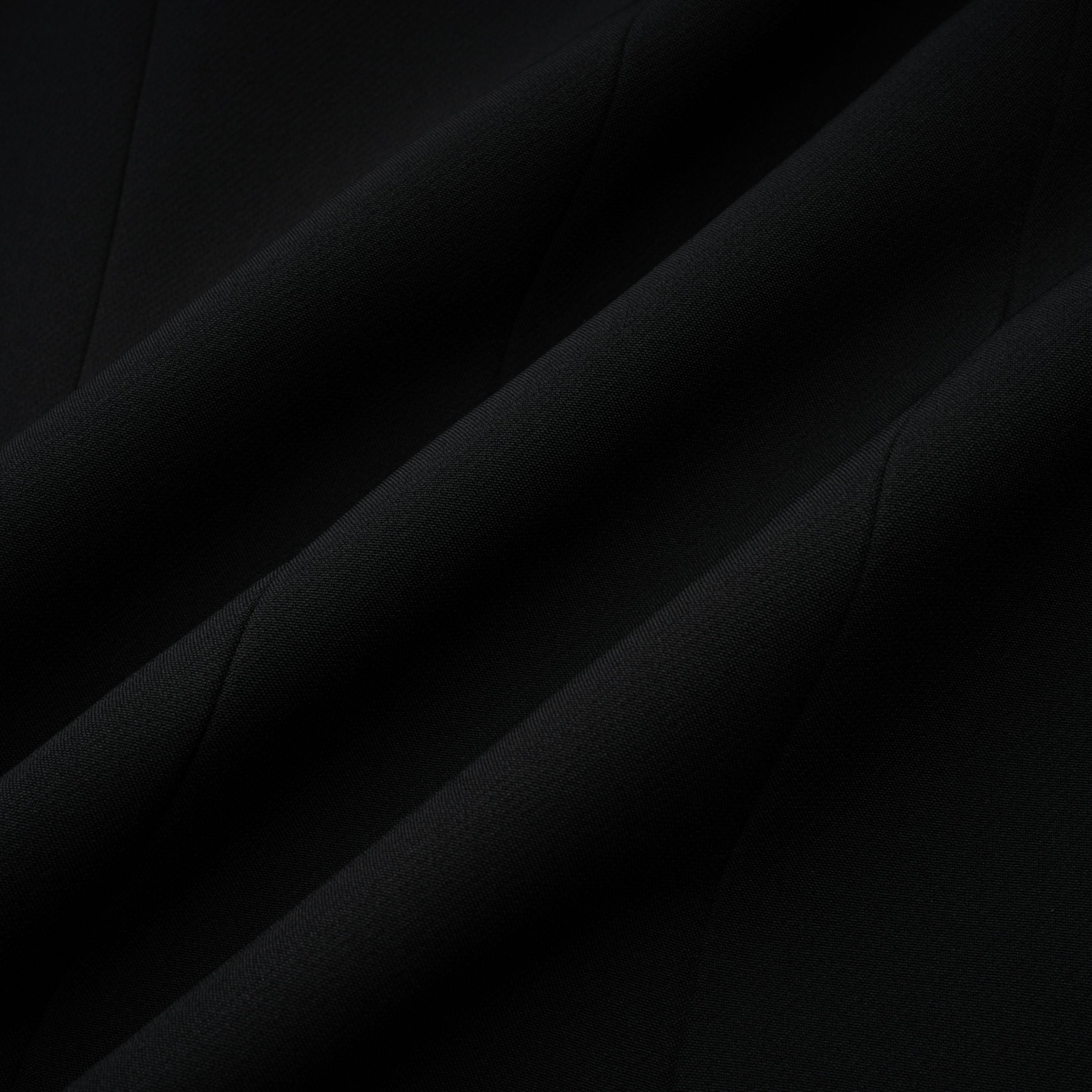 سترة سافرون سوداء بدون ياقة مع حواف من الدانتيل