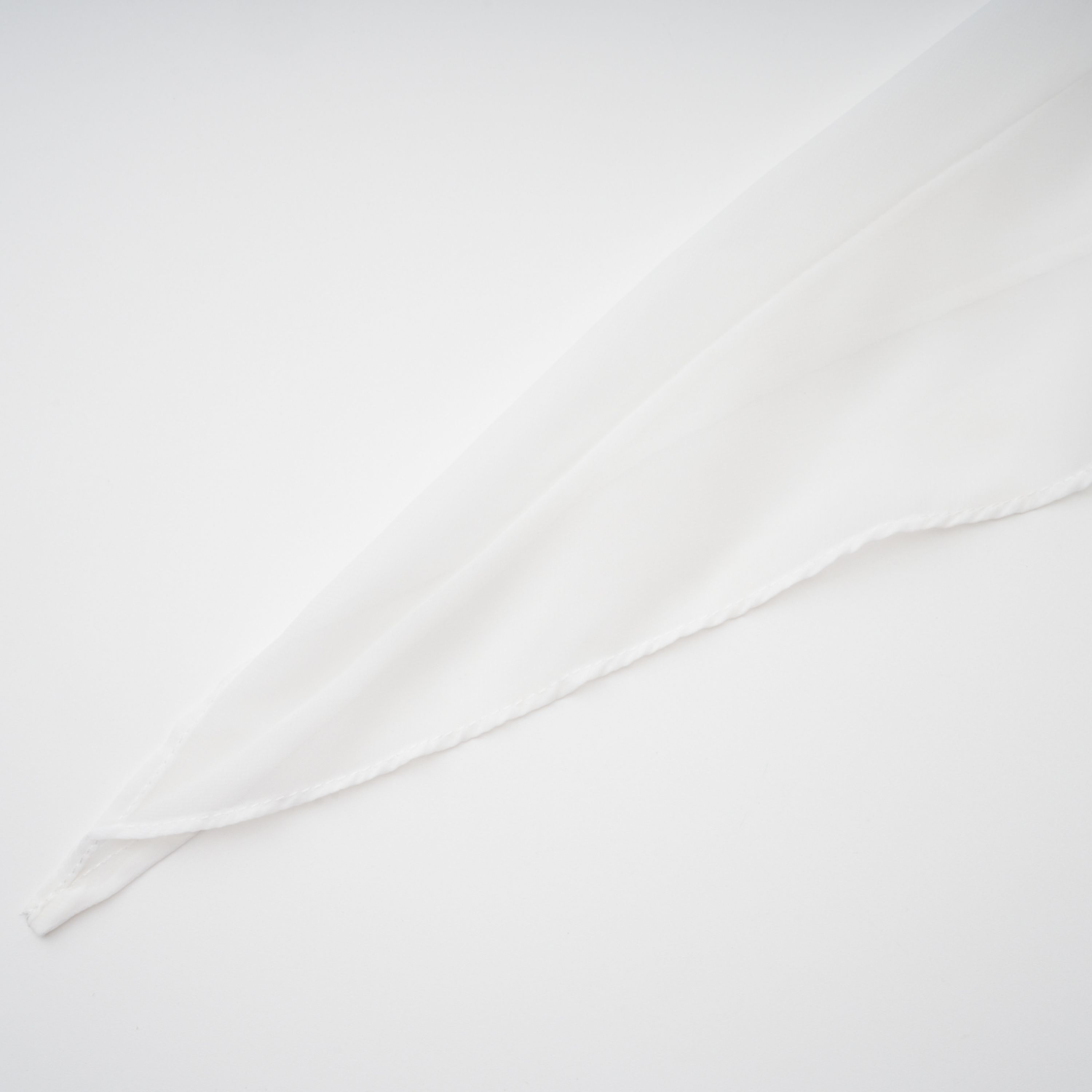 فستان قصير بخصر محدد من تصميم سارة وايت مع رداء