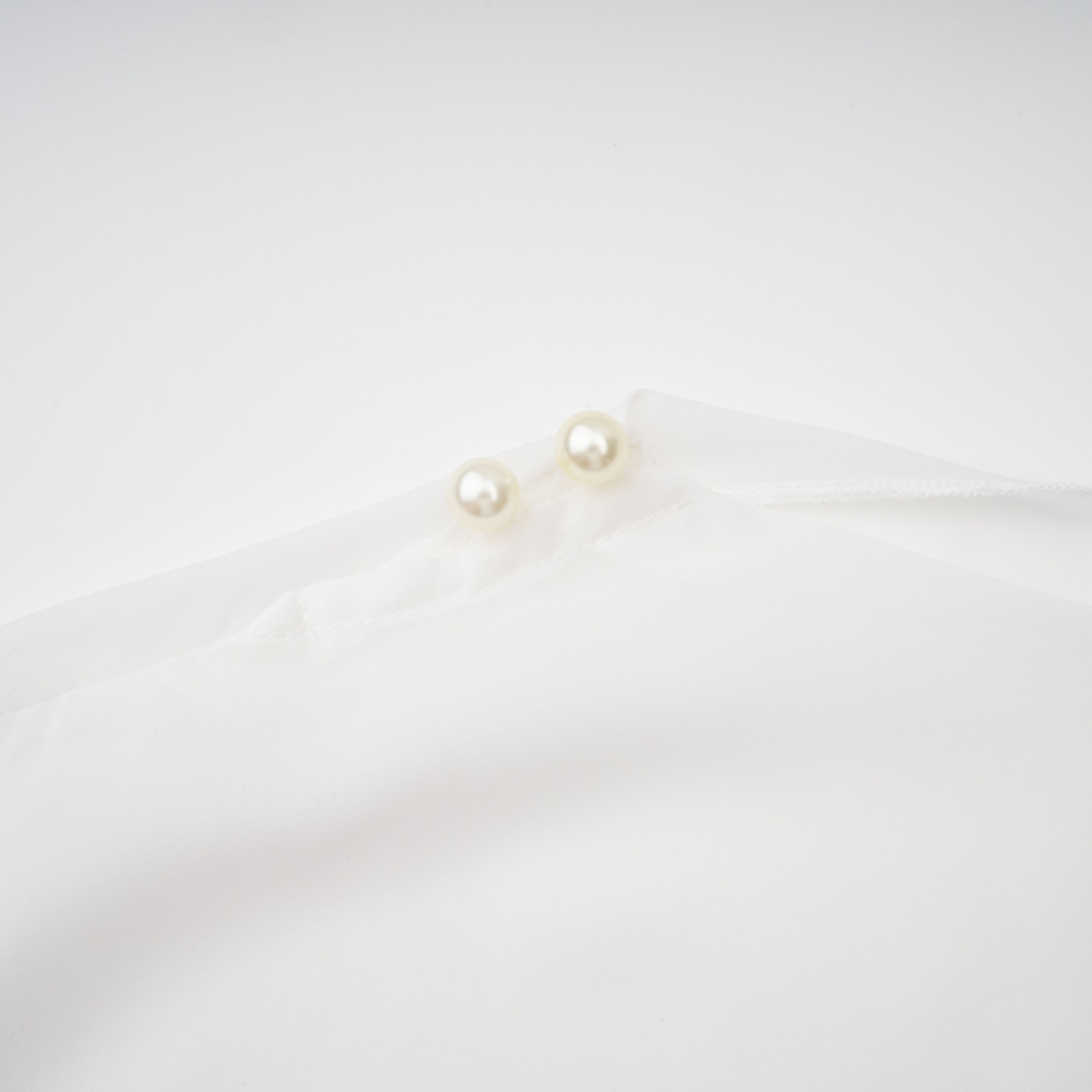 فستان قصير بخصر محدد من تصميم سارة وايت مع رداء