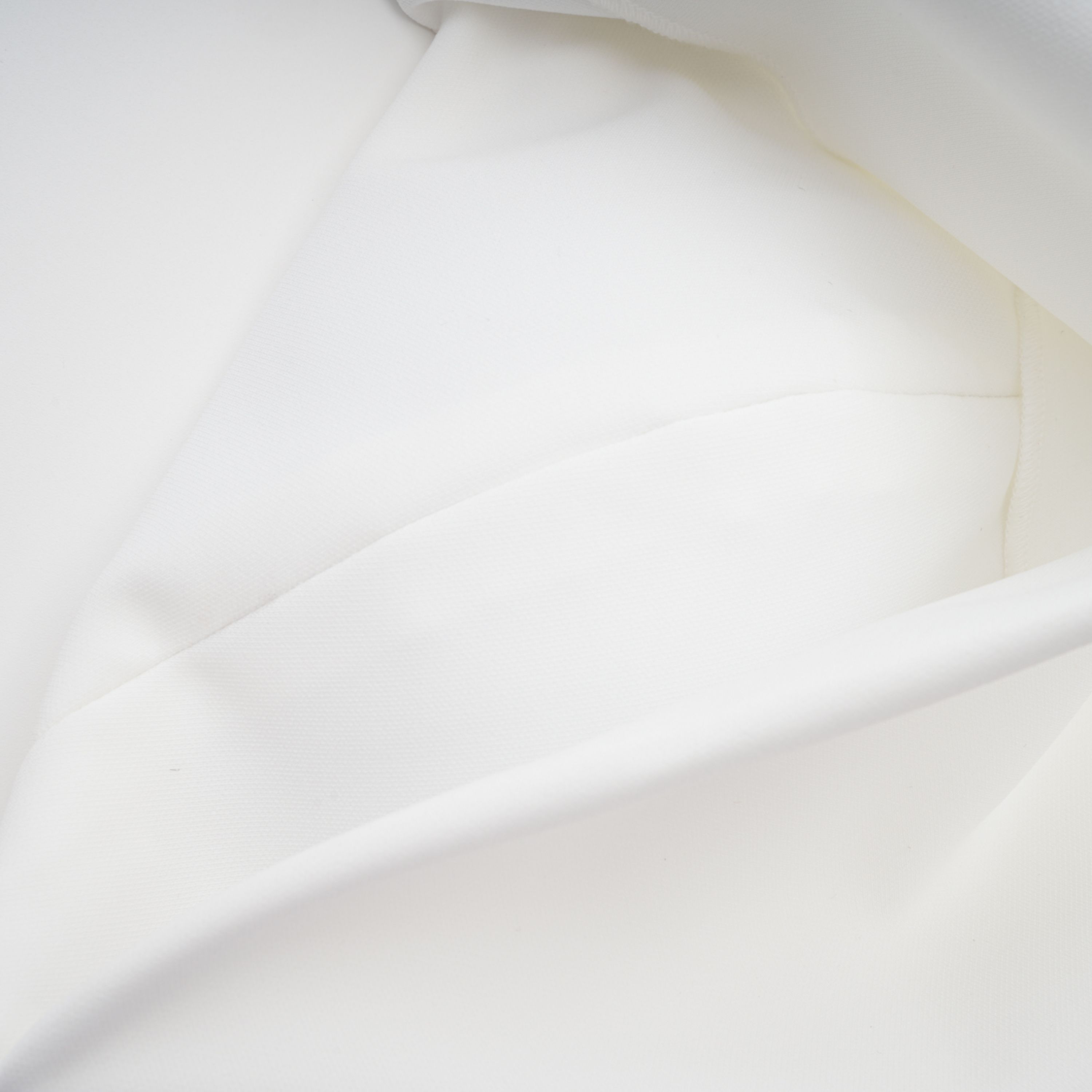 فستان قصير بخصر محدد من تصميم سارة وايت مع رداء