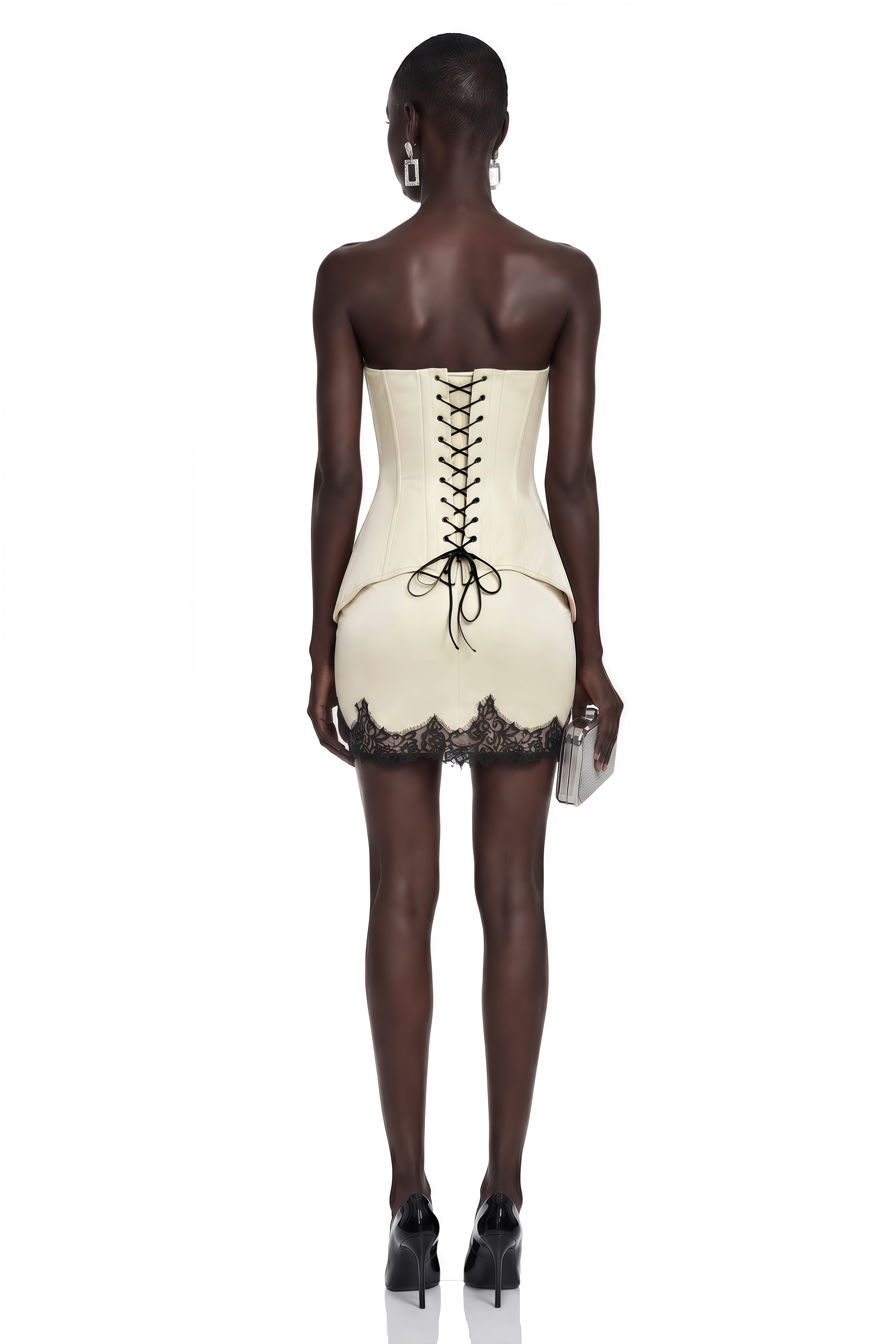 Mini-robe crème sans bretelles, avec un corset à basques et des bordures en dentelle noire