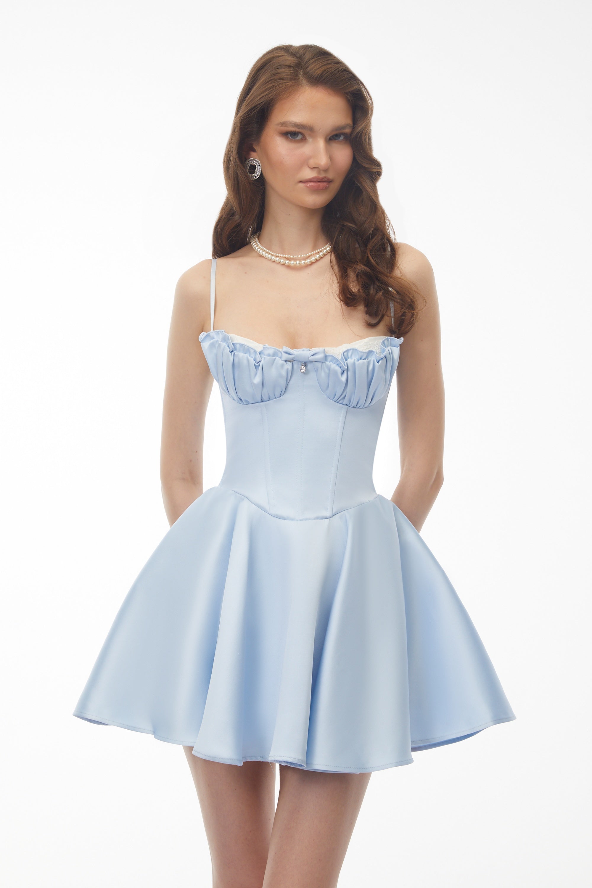 Mini-robe froncée bleu clair Severine avec empiècements en dentelle