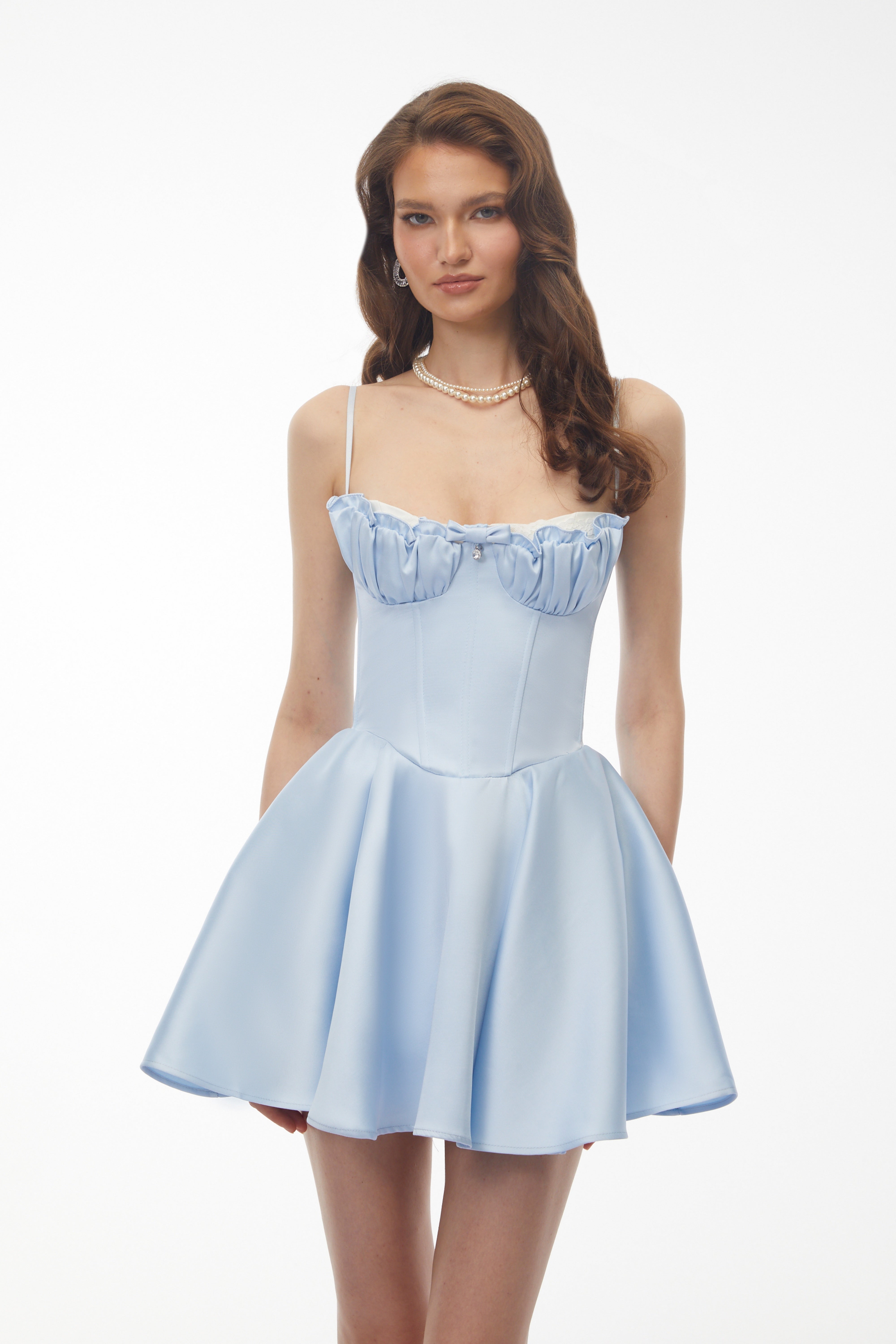 Mini-robe froncée bleu clair Severine avec empiècements en dentelle