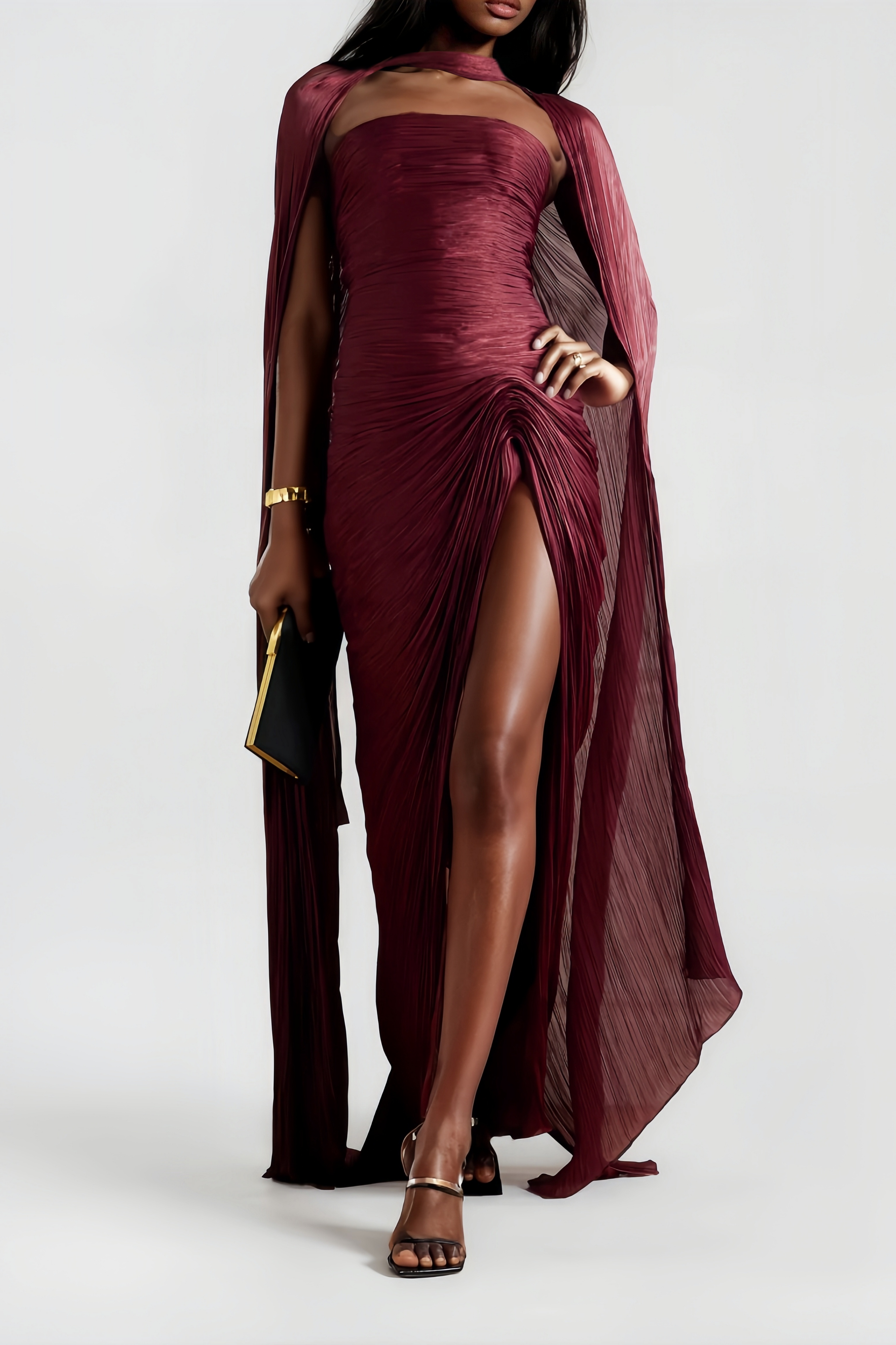 فستان وعباءة من الحرير والساتان باللون العنابي، بدون أكمام وبتصميم مطوي