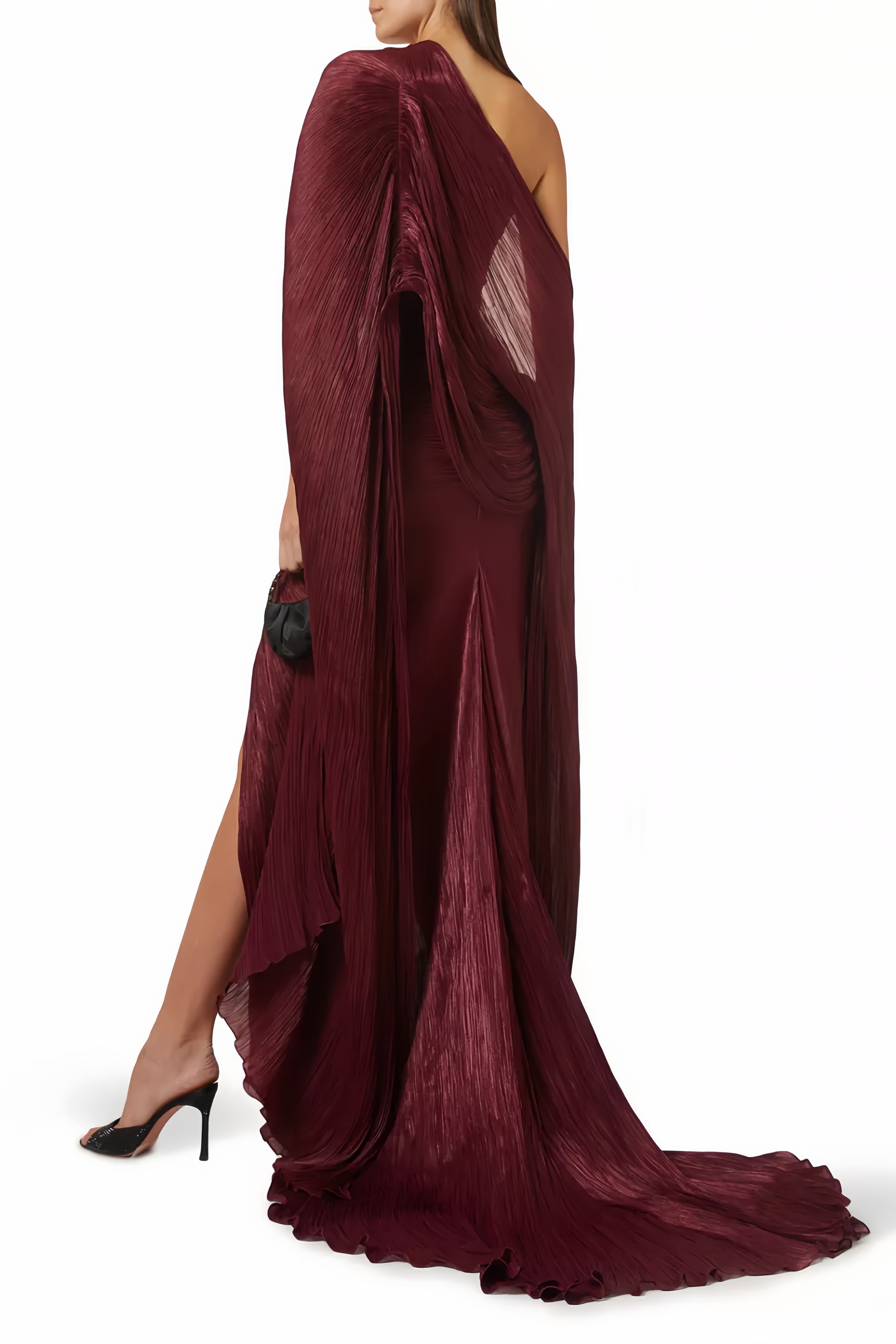 فستان وعباءة من الحرير والساتان باللون العنابي، بدون أكمام وبتصميم مطوي