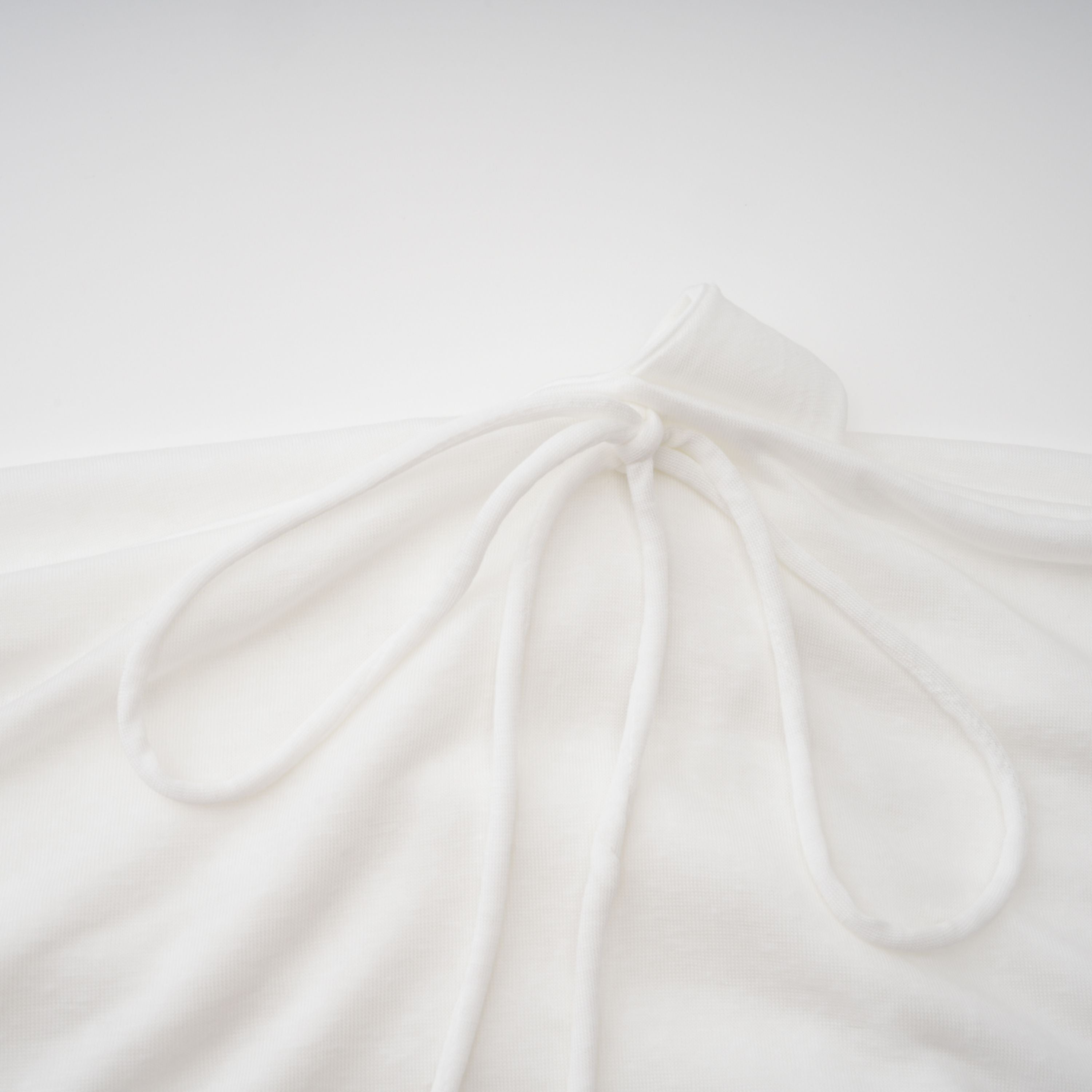 فستان طويل غير متماثل مجمّع من Sigrun White