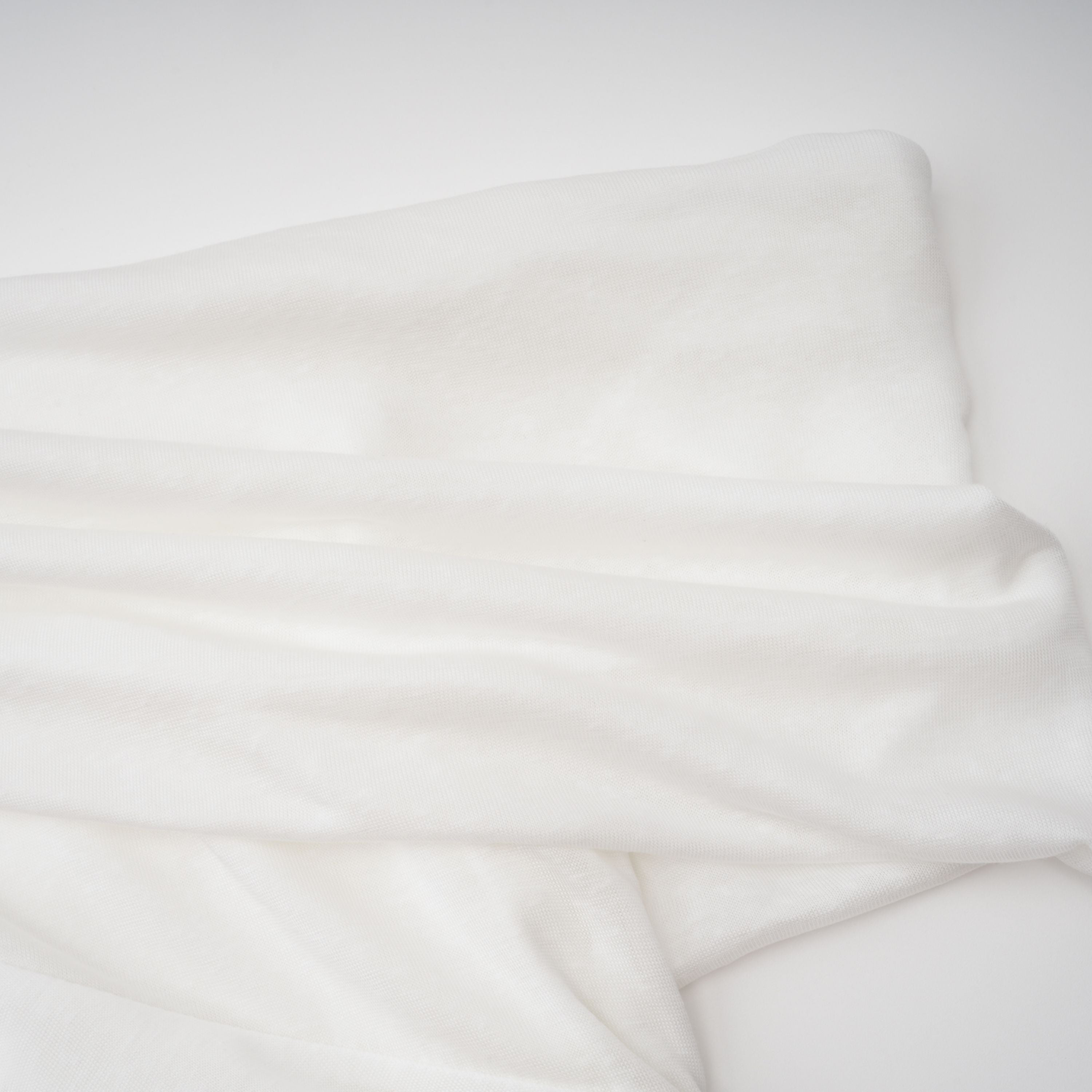 فستان طويل غير متماثل مجمّع من Sigrun White