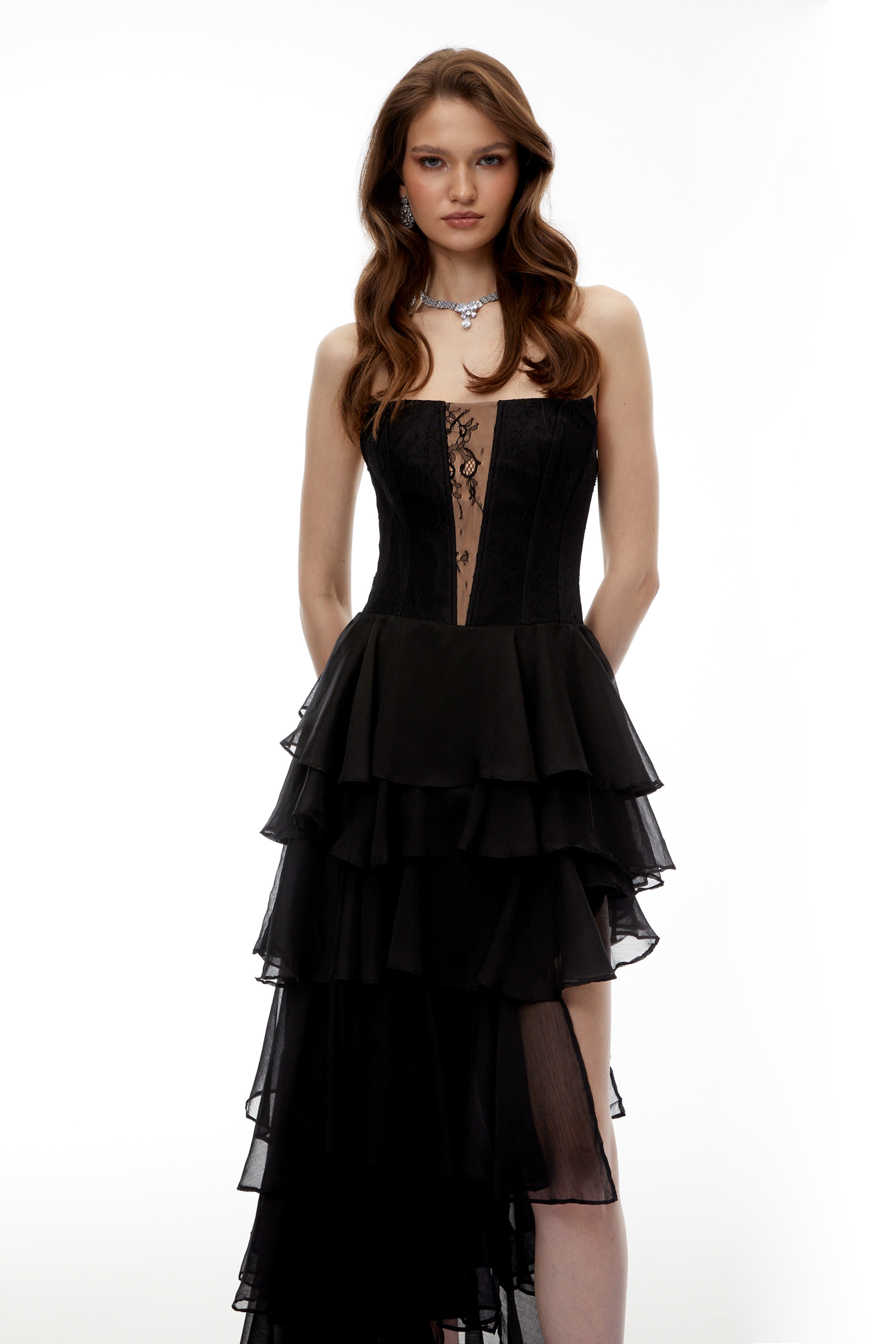 Simone Black: Maxikleid aus Tüll mit Ausschnitten