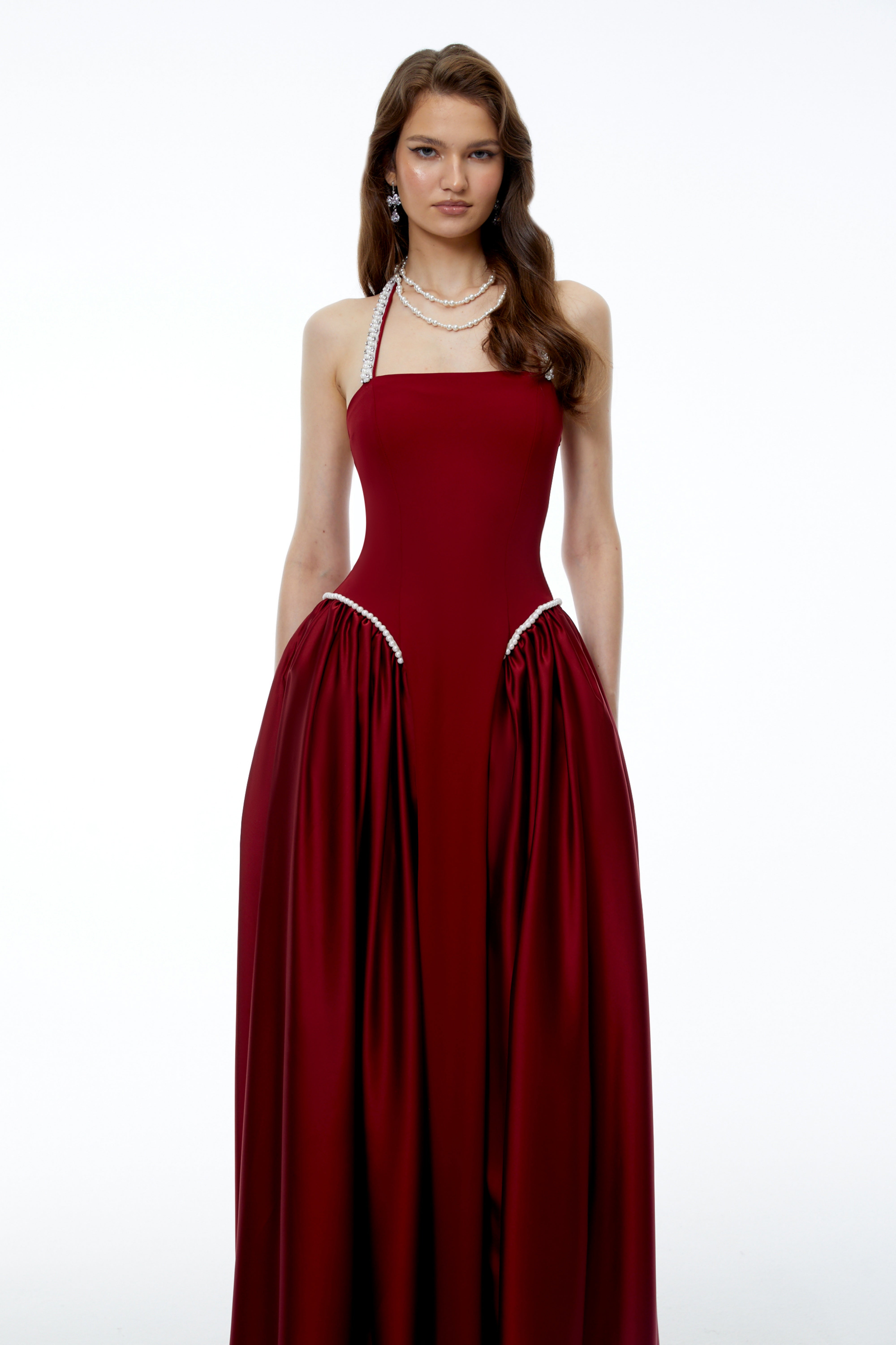 Robe longue à dos nu Siobhan rouge avec bordure en perles
