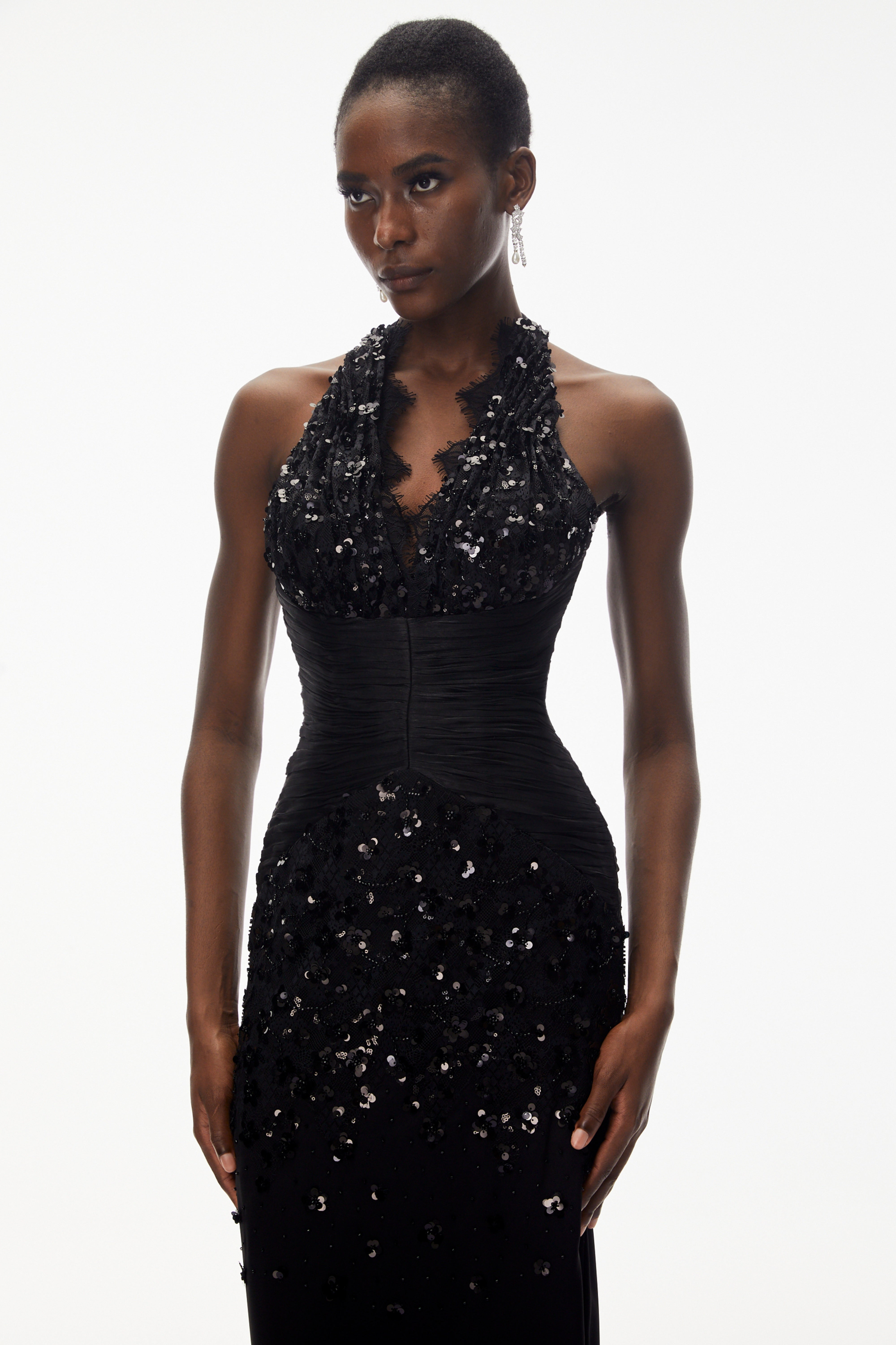 Robe dos nu noire à paillettes, bordée de dentelle