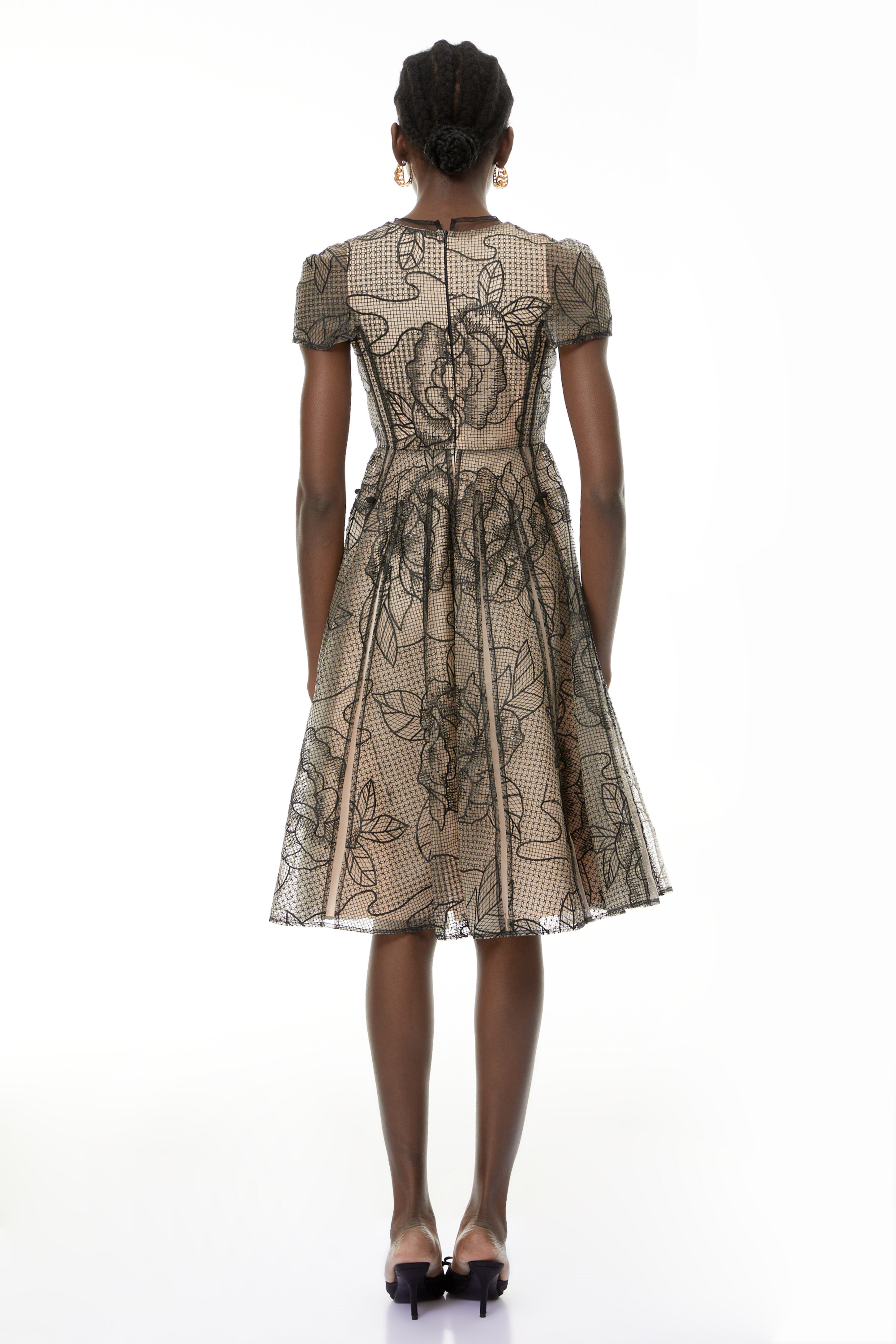 Sisanda Schwarzes, halbtransparentes Midi-Kleid mit Blumenmuster