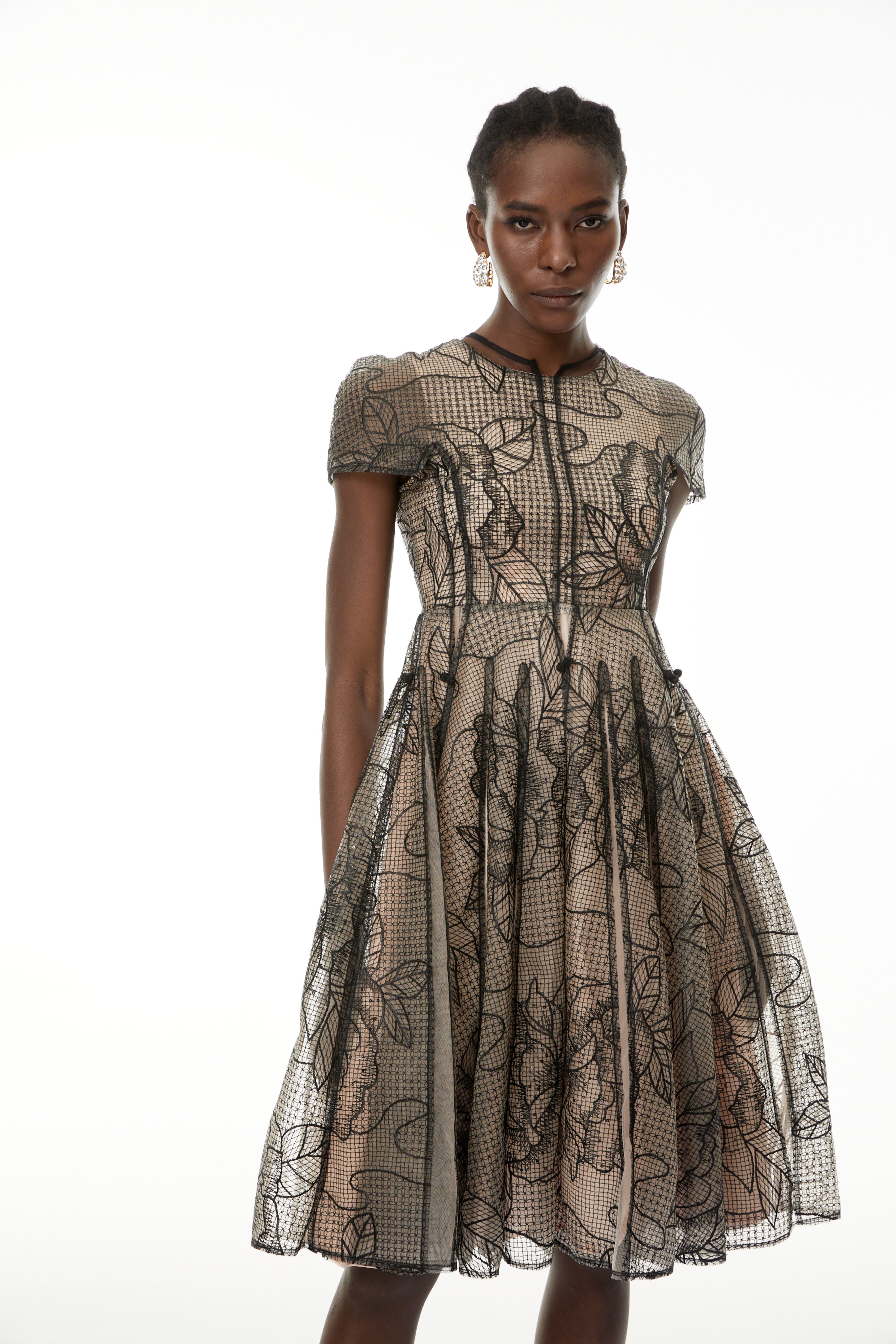 Sisanda Schwarzes, halbtransparentes Midi-Kleid mit Blumenmuster