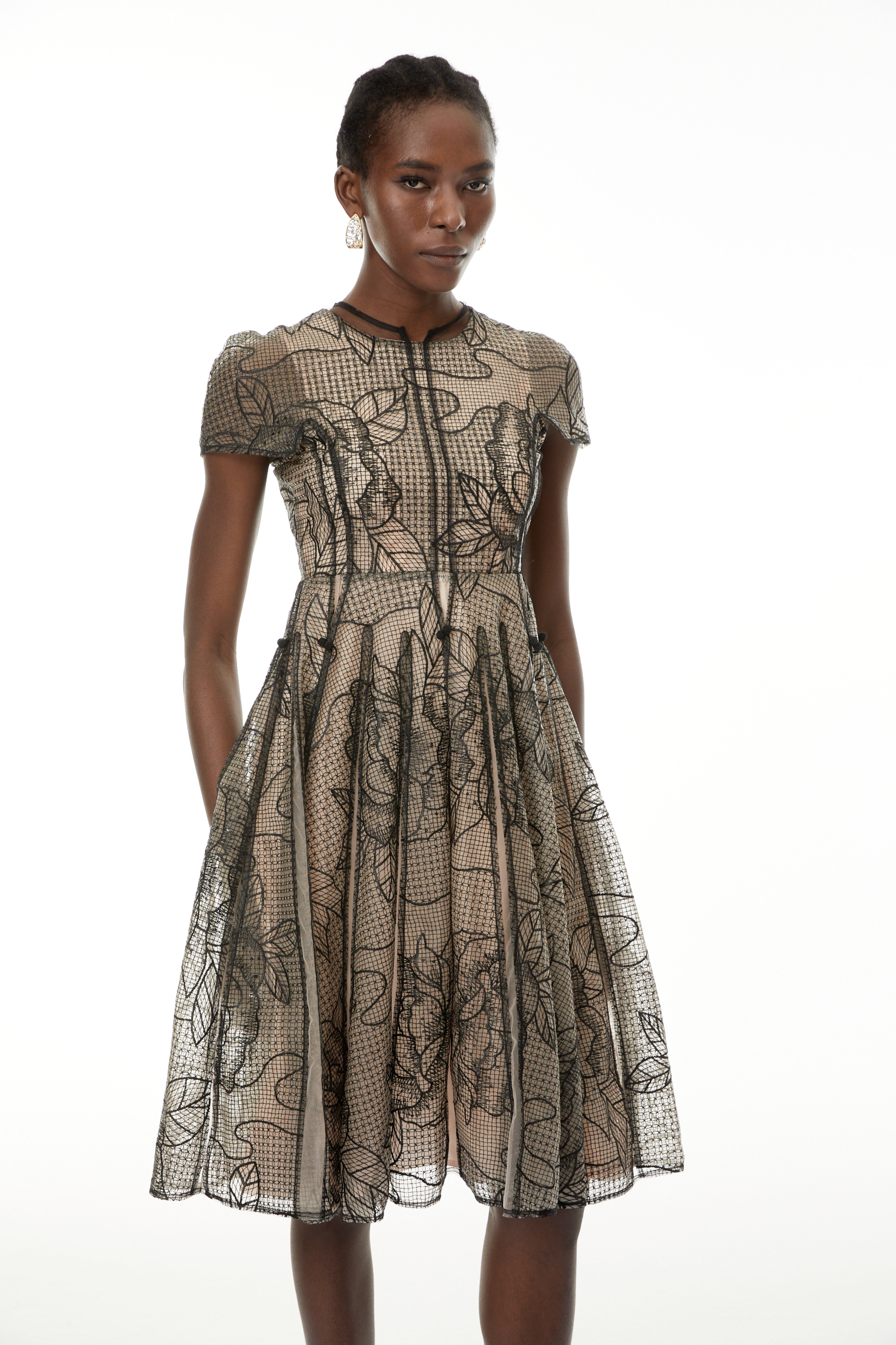 Sisanda Schwarzes, halbtransparentes Midi-Kleid mit Blumenmuster